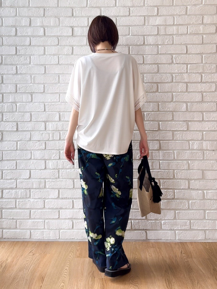 𝐜𝐡𝐢𝐤𝐚さんの「SHOO･LA･RUE｜【ひんやり/UV】お袖レースが上品 ゆったりとろみトップス」を使ったコーディネート