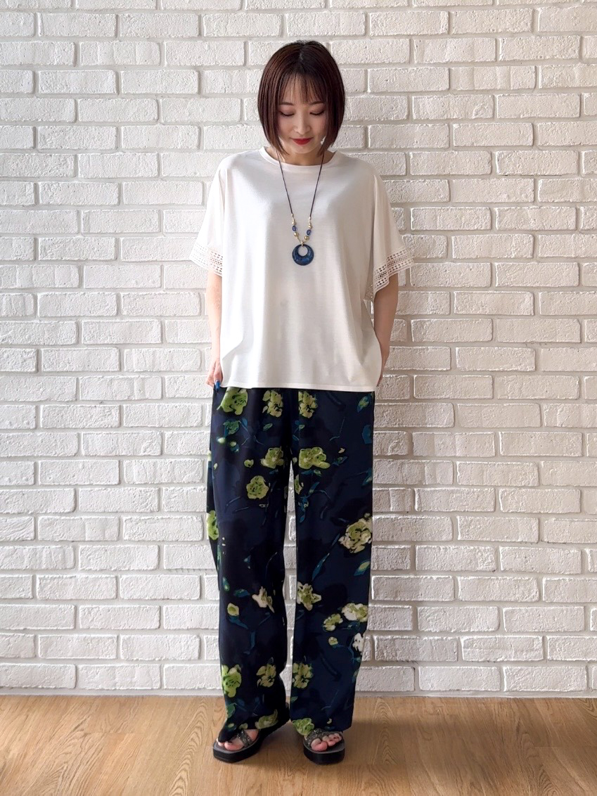 𝐜𝐡𝐢𝐤𝐚さんの「SHOO･LA･RUE｜【ひんやり/UV】お袖レースが上品 ゆったりとろみトップス」を使ったコーディネート