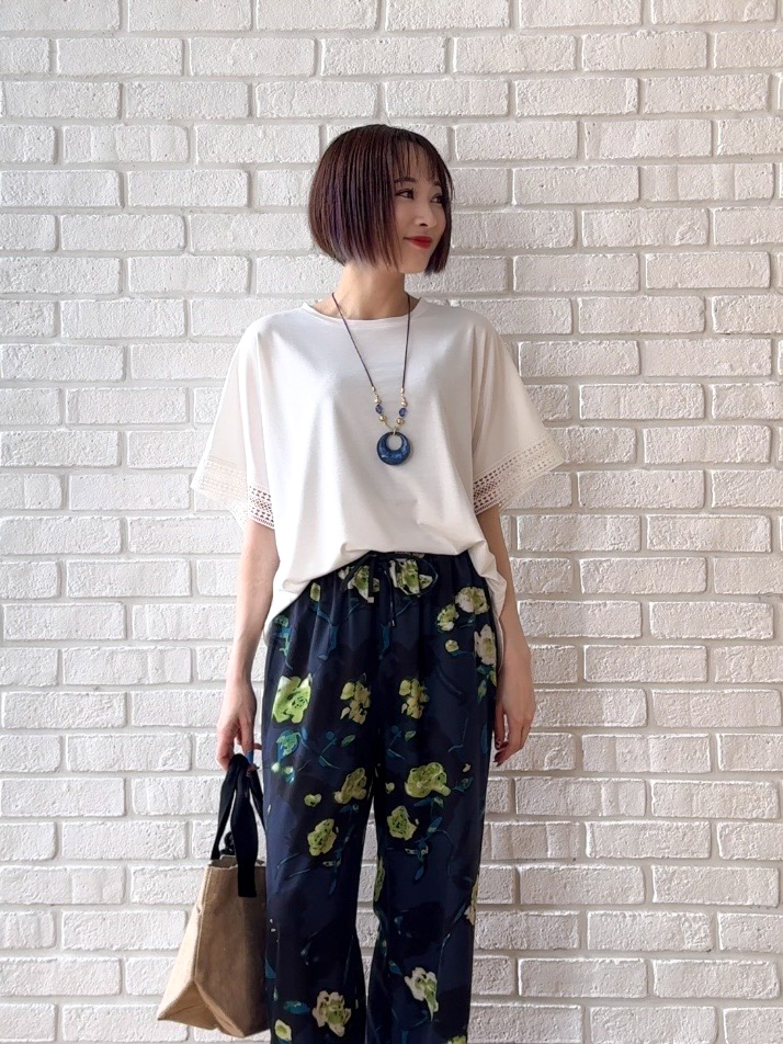 𝐜𝐡𝐢𝐤𝐚さんの「SHOO･LA･RUE｜【ひんやり/UV】お袖レースが上品 ゆったりとろみトップス」を使ったコーディネート