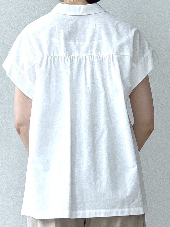 saitoさんの「DRESSTERIOR｜【毎年人気/ウォッシャブル】バックフレアオックスシャツ」を使ったコーディネート