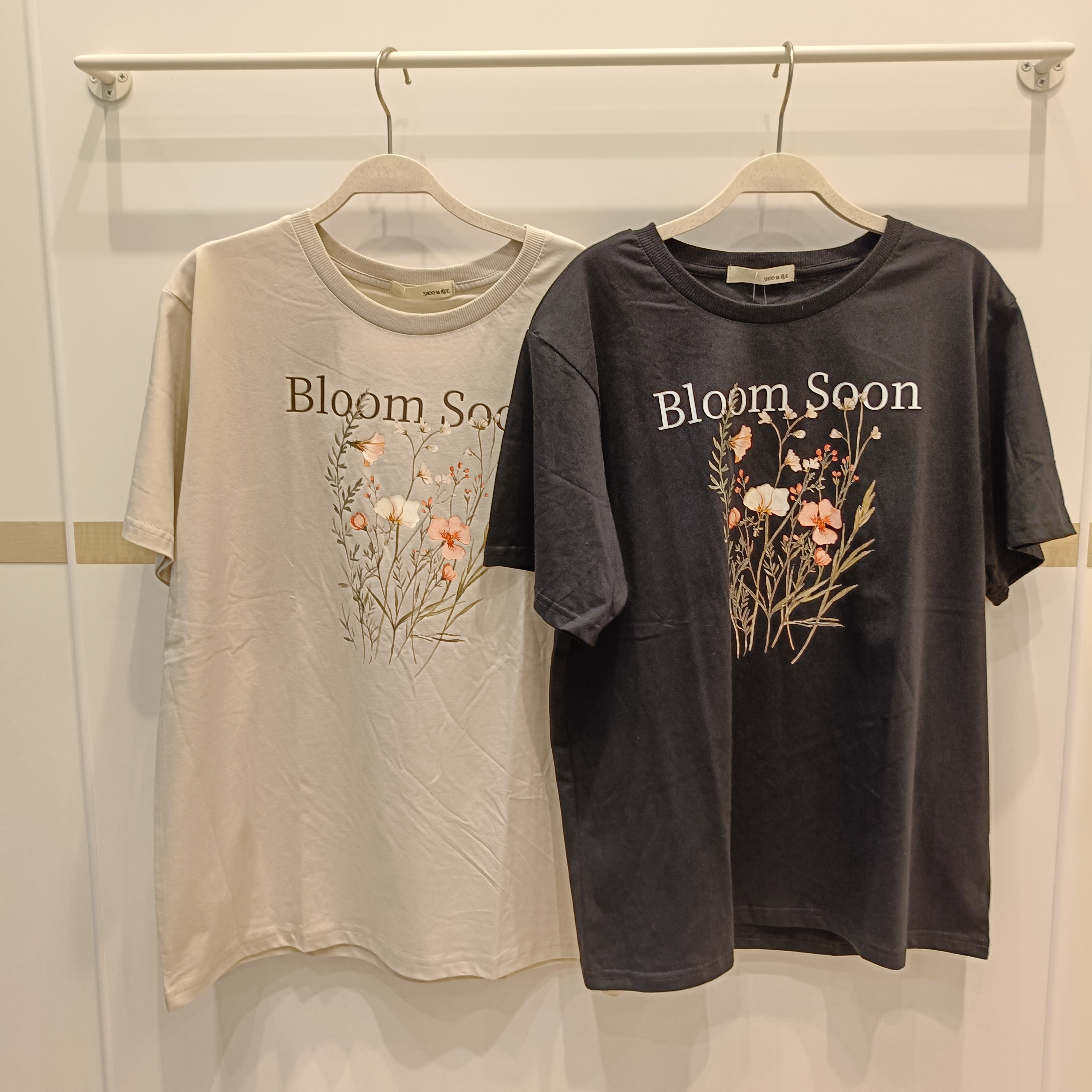 カオリさんの「SHOO･LA･RUE｜【ひんやり/洗濯機可/S-LL】夏に快適サラサラ感 大人のひんやりプリントTシャツ」を使ったコーディネート