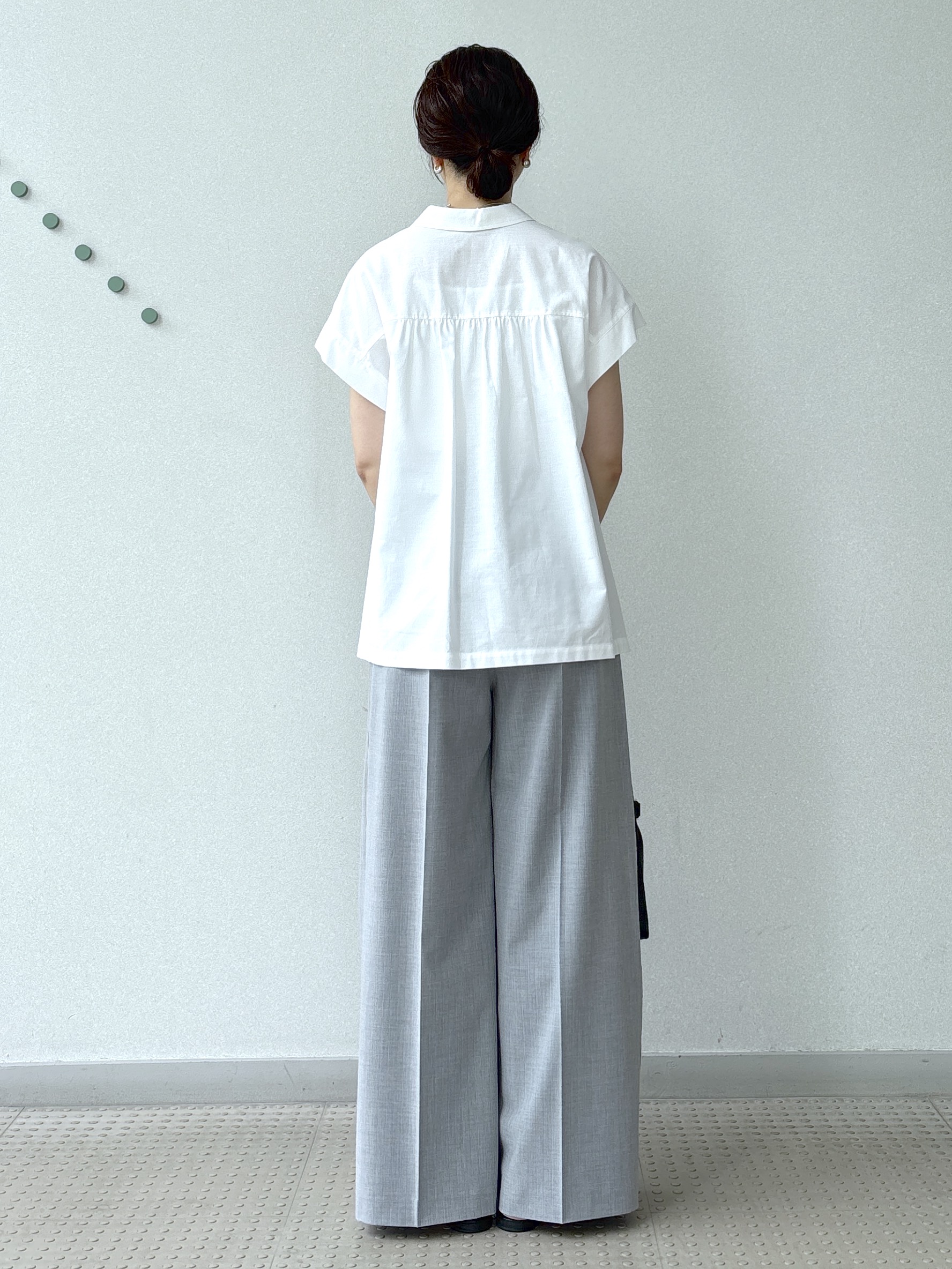 saitoさんの「DRESSTERIOR｜【毎年人気/ウォッシャブル】バックフレアオックスシャツ」を使ったコーディネート