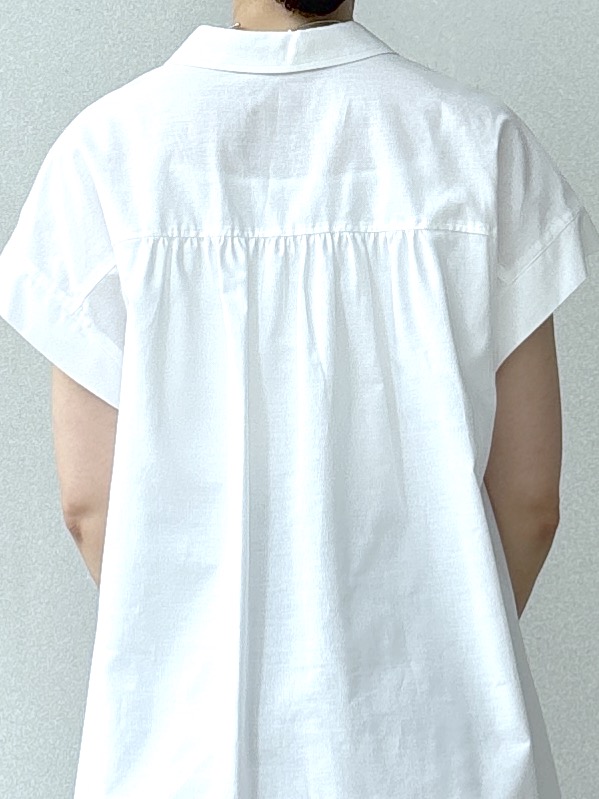saitoさんの「DRESSTERIOR｜【毎年人気/ウォッシャブル】バックフレアオックスシャツ」を使ったコーディネート