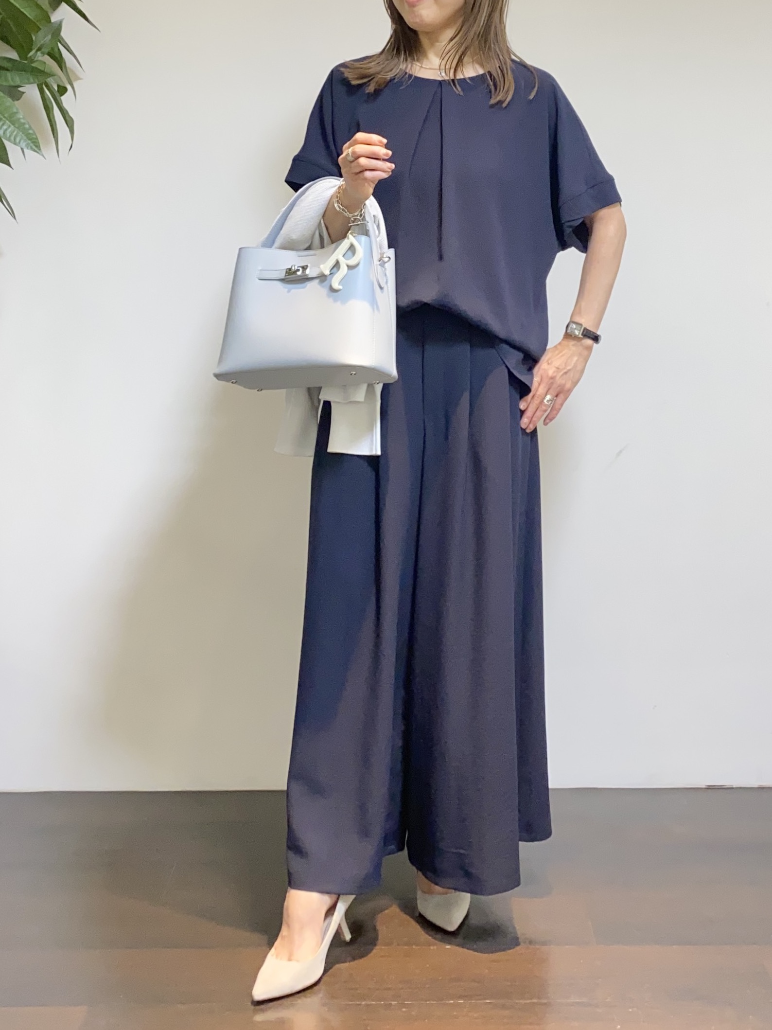 tomoさんの「UNTITLED｜【前後2WAY/はっ水/セットアップ可】リラクシーフレンチスリーブブラウス」を使ったコーディネート