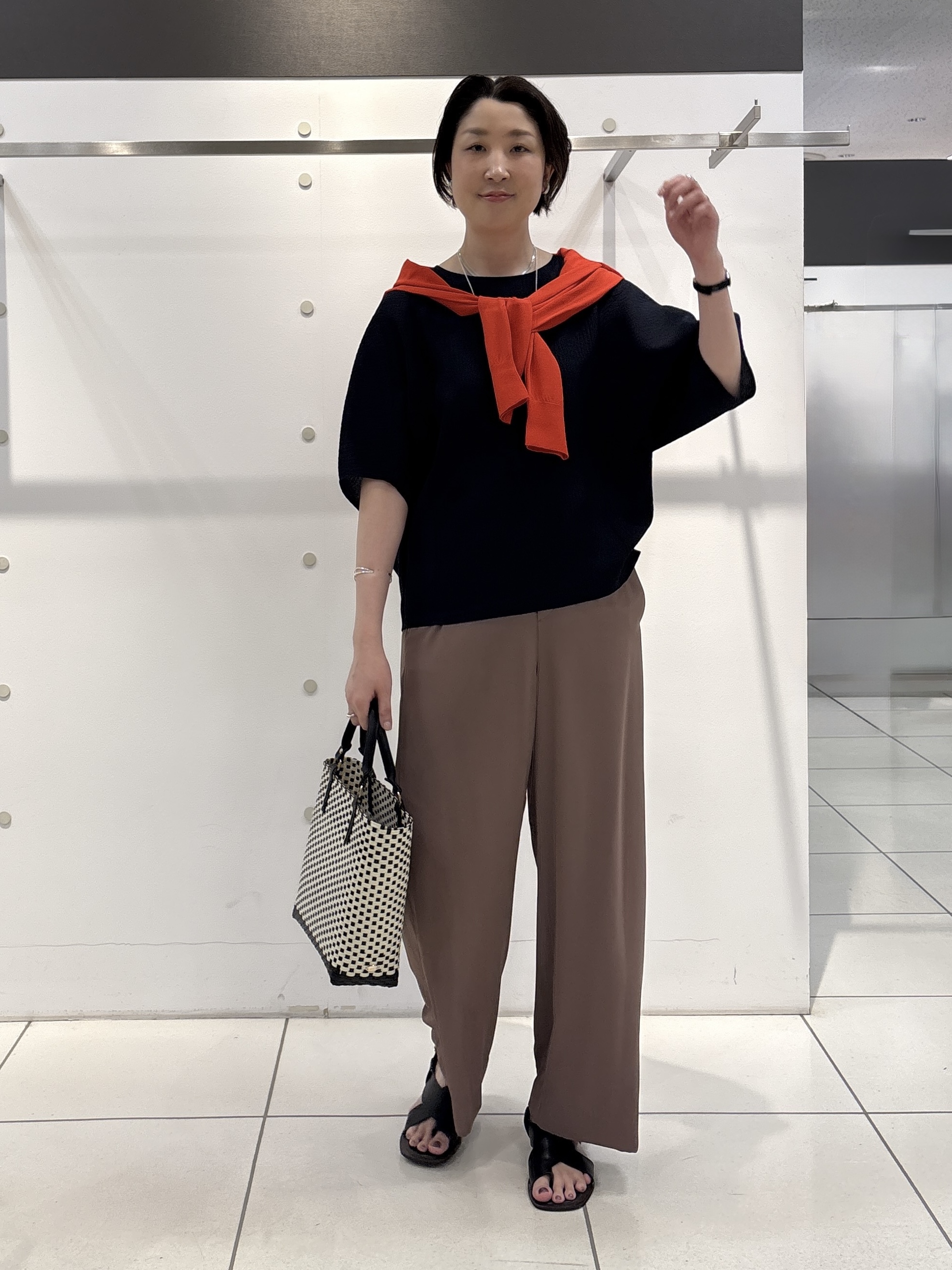 yuriさんの「INDIVI｜【さらに軽く軽快！／着る日傘】イージーワイドパンツ」を使ったコーディネート
