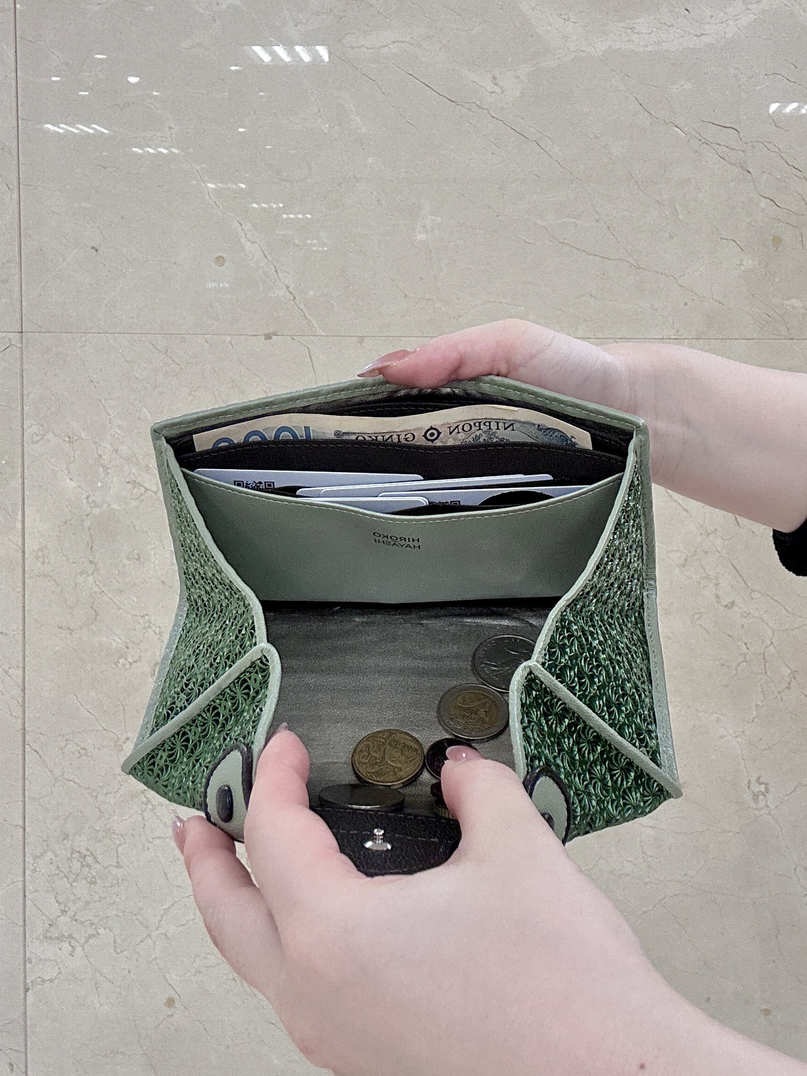 mさんの「HIROKO HAYASHI｜【数量限定】GIRASOLE CIOCCOLATA（ジラソーレ チョコラータ）長財布ミニ」を使ったコーディネート