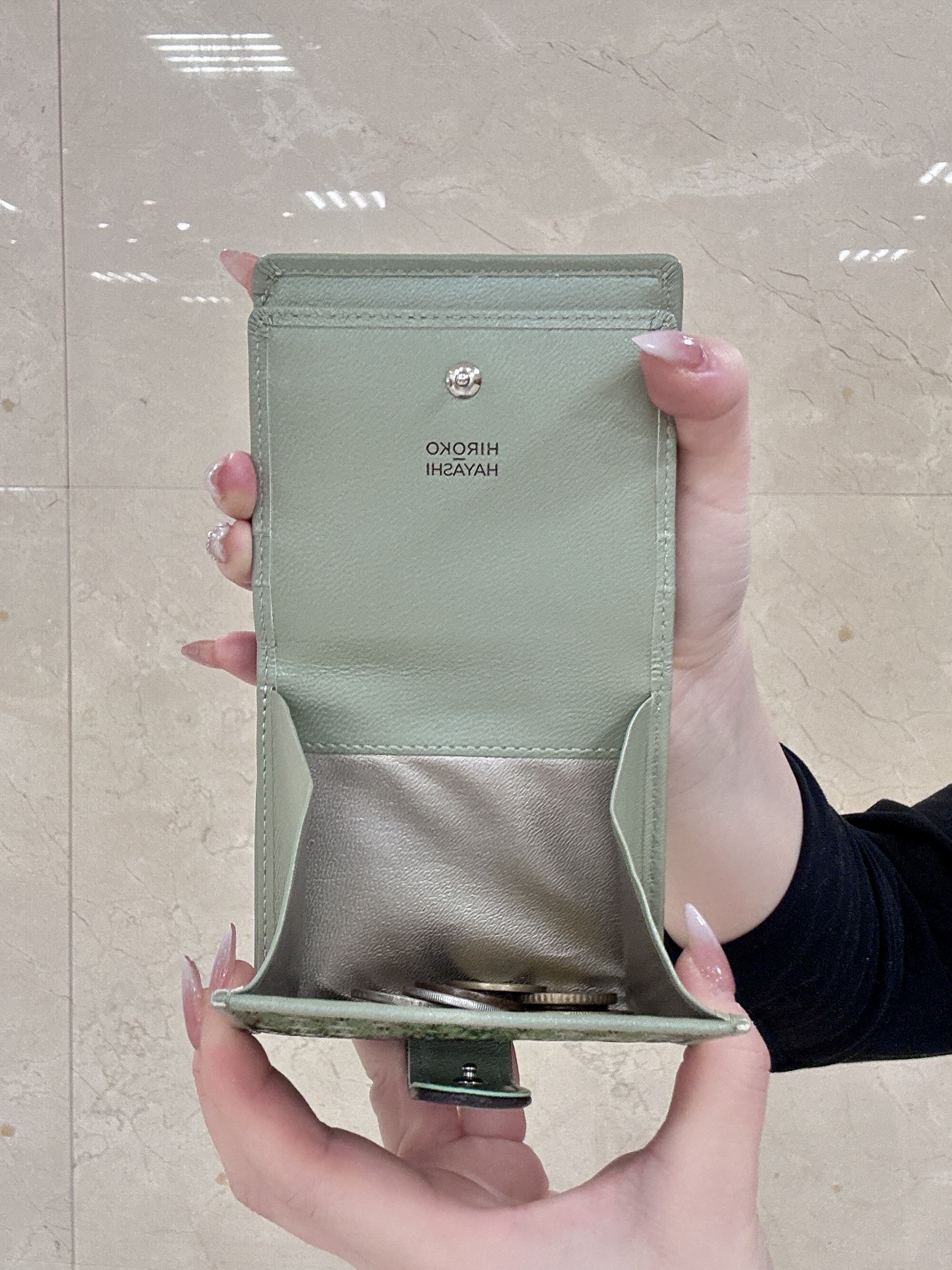 mさんの「HIROKO HAYASHI｜【数量限定】GIRASOLE CIOCCOLATA（ジラソーレ チョコラータ）長財布ミニ」を使ったコーディネート
