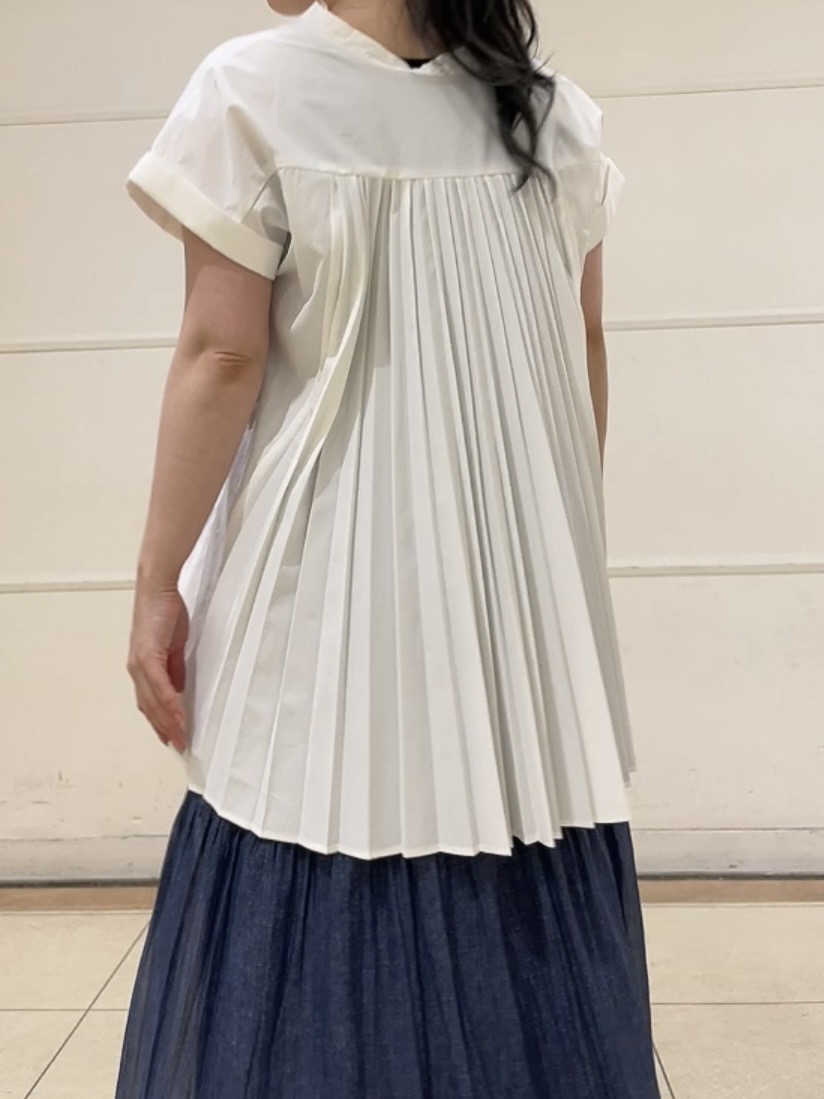watanabeさんの「UNTITLED｜【吸水速乾/接触冷感】バックプリーツデザインブラウス」を使ったコーディネート