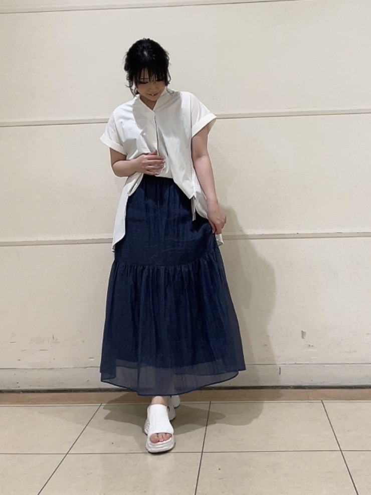 watanabeさんの「UNTITLED｜【吸水速乾/接触冷感】バックプリーツデザインブラウス」を使ったコーディネート