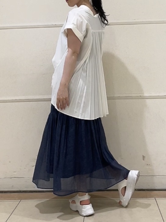watanabeさんの「UNTITLED｜【吸水速乾/接触冷感】バックプリーツデザインブラウス」を使ったコーディネート