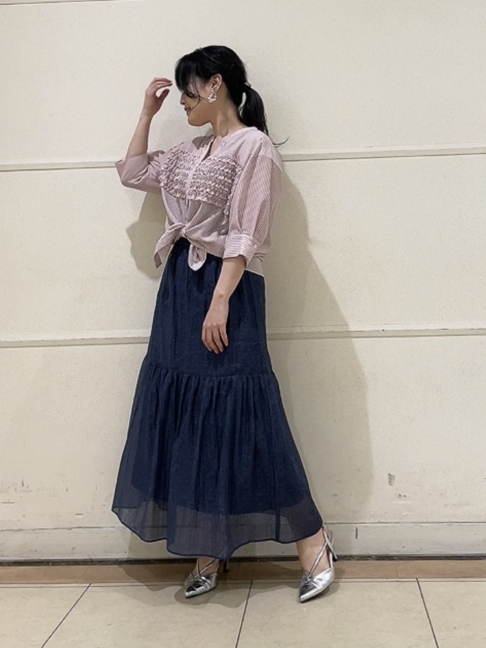 watanabeさんの「UNTITLED｜【接触冷感/通気性/洗える】フロントフリルブラウス」を使ったコーディネート