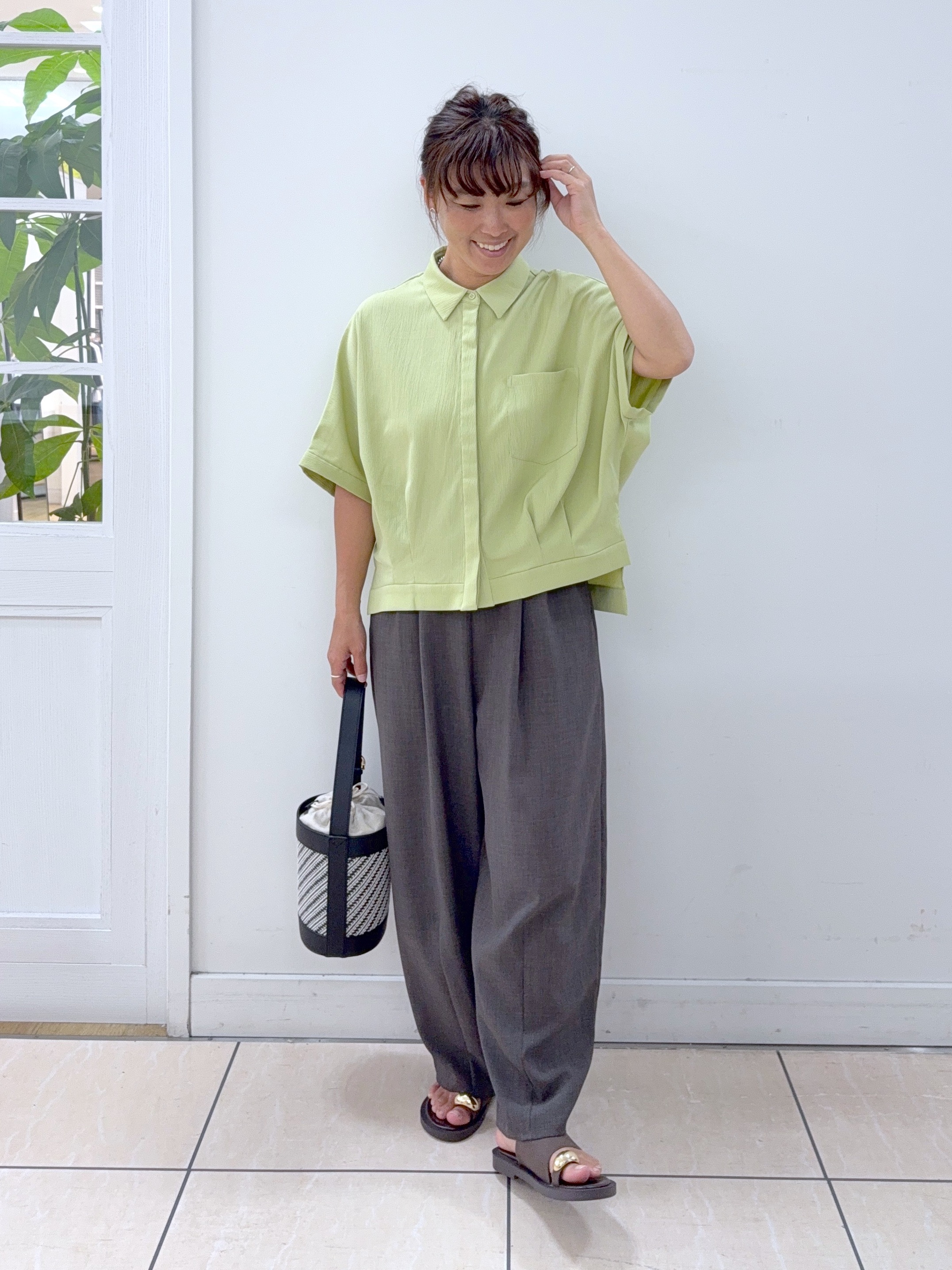 Osawaさんの「Dessin｜タックヘム クロップドシュリンクシャツ」を使ったコーディネート