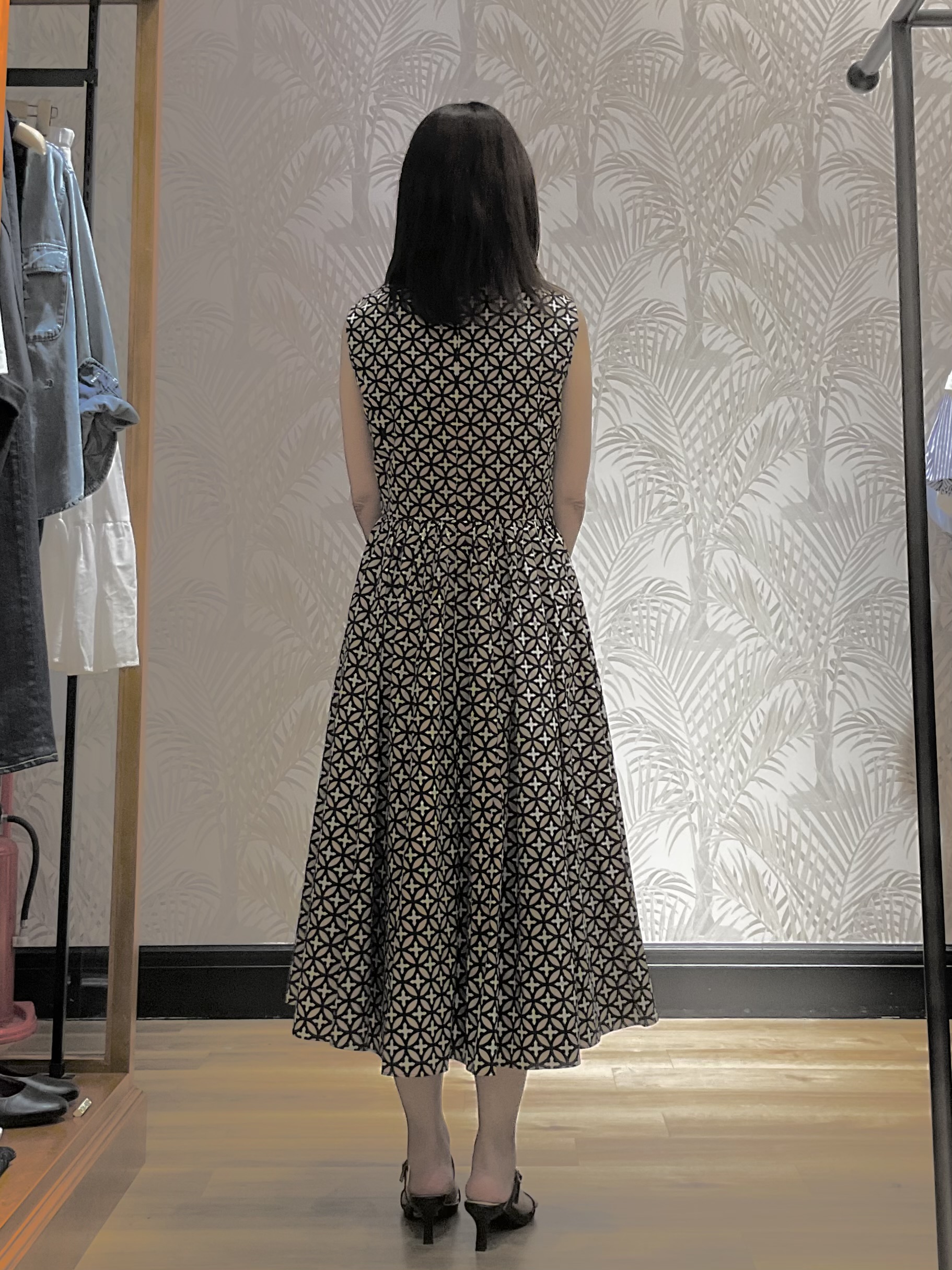 Hiwatashiさんの「DRESSTERIOR｜【otonaMUSE5月号掲載/ウォッシャブル】オーバーラップサークル ノースリーブドレス」を使ったコーディネート