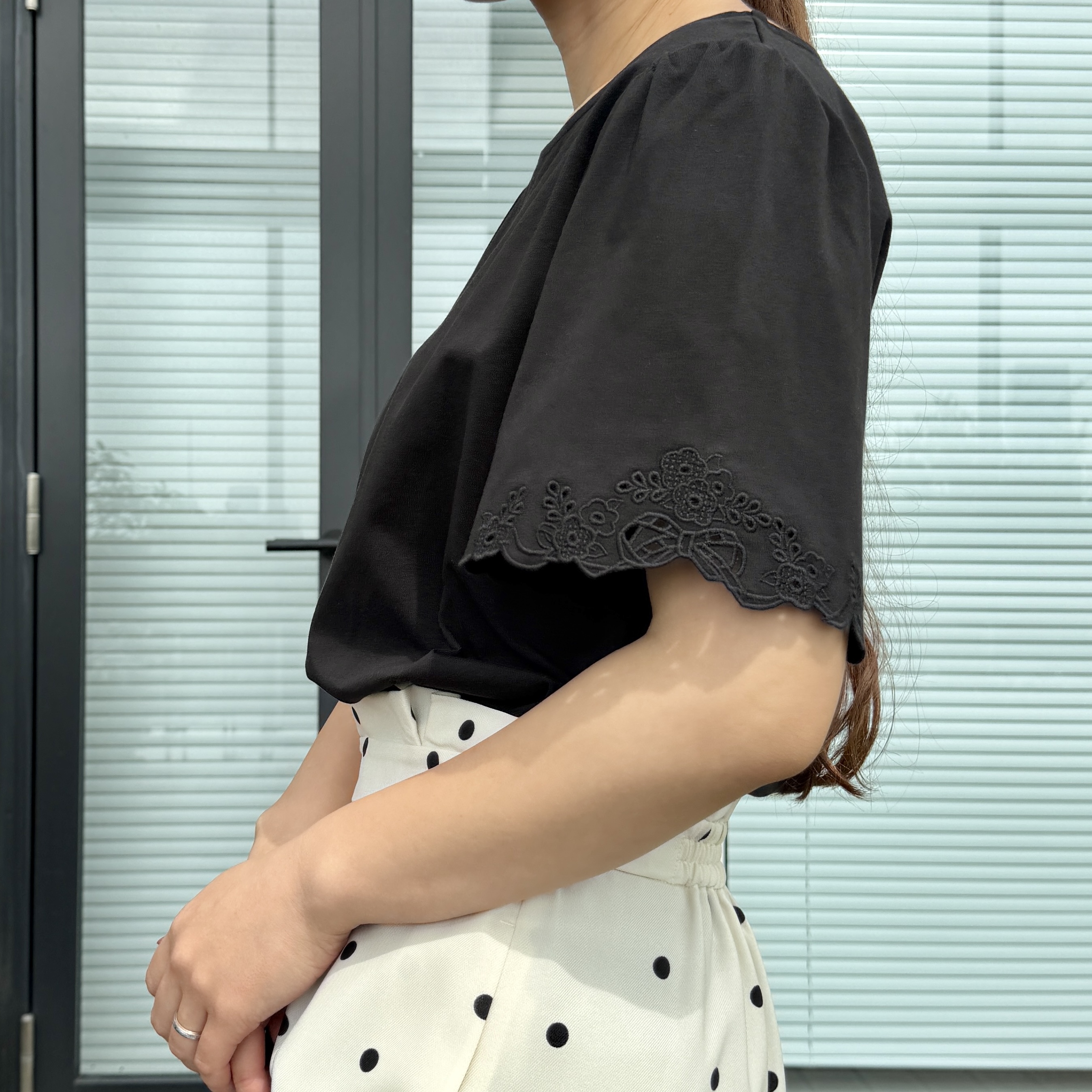 makiさんの「Couture brooch｜【接触冷感・UVカット・洗える】袖刺繍カットソー」を使ったコーディネート