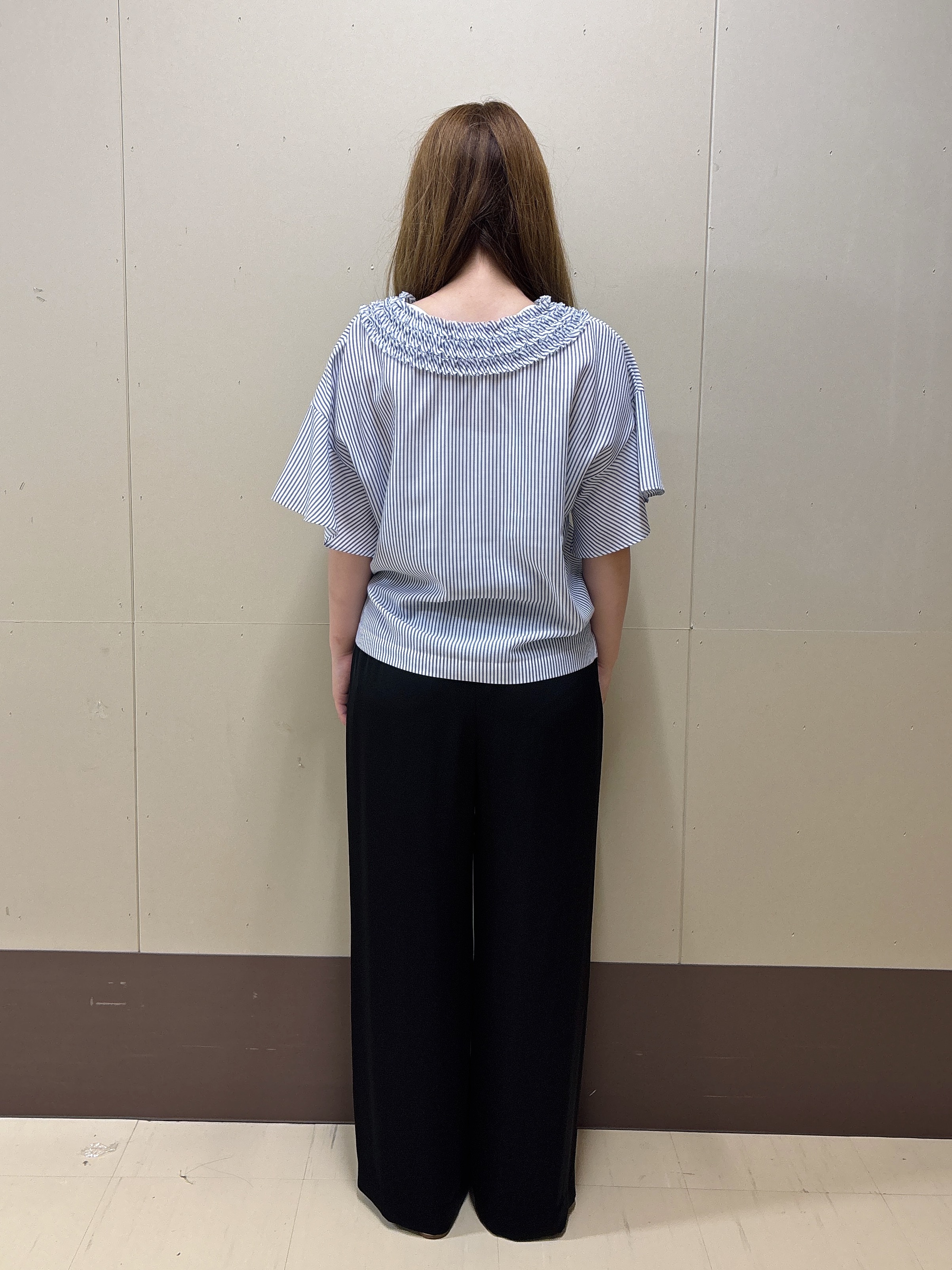 rimaさんの「UNTITLED｜【接触冷感/通気性/洗える】Vネックフリルブラウス」を使ったコーディネート
