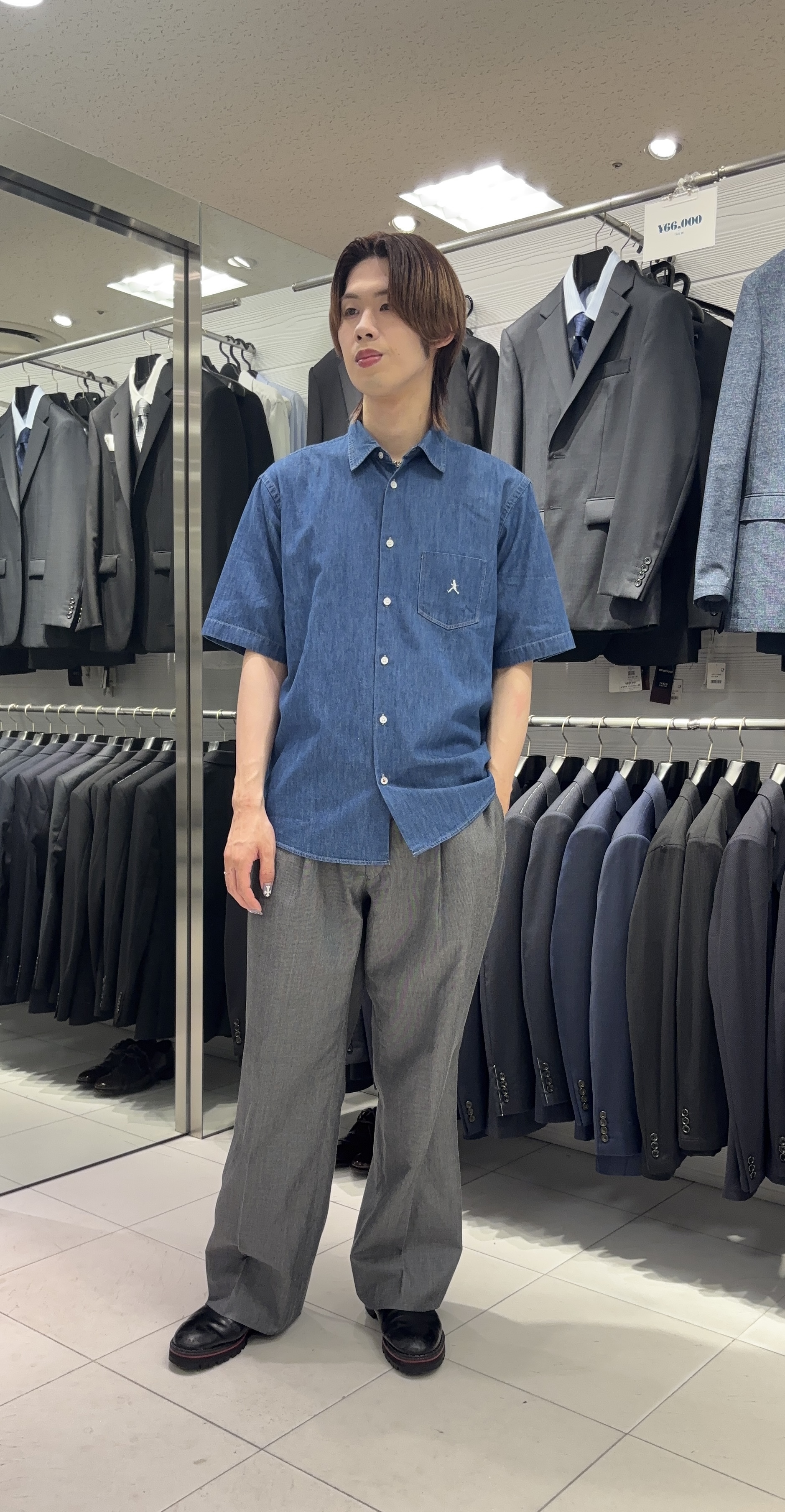 こうへいさんの「TAKEO KIKUCHI｜【BOWLER HAT LABEL】ボーラーハットウォーカー刺繍 半袖デニムシャツ」を使ったコーディネート