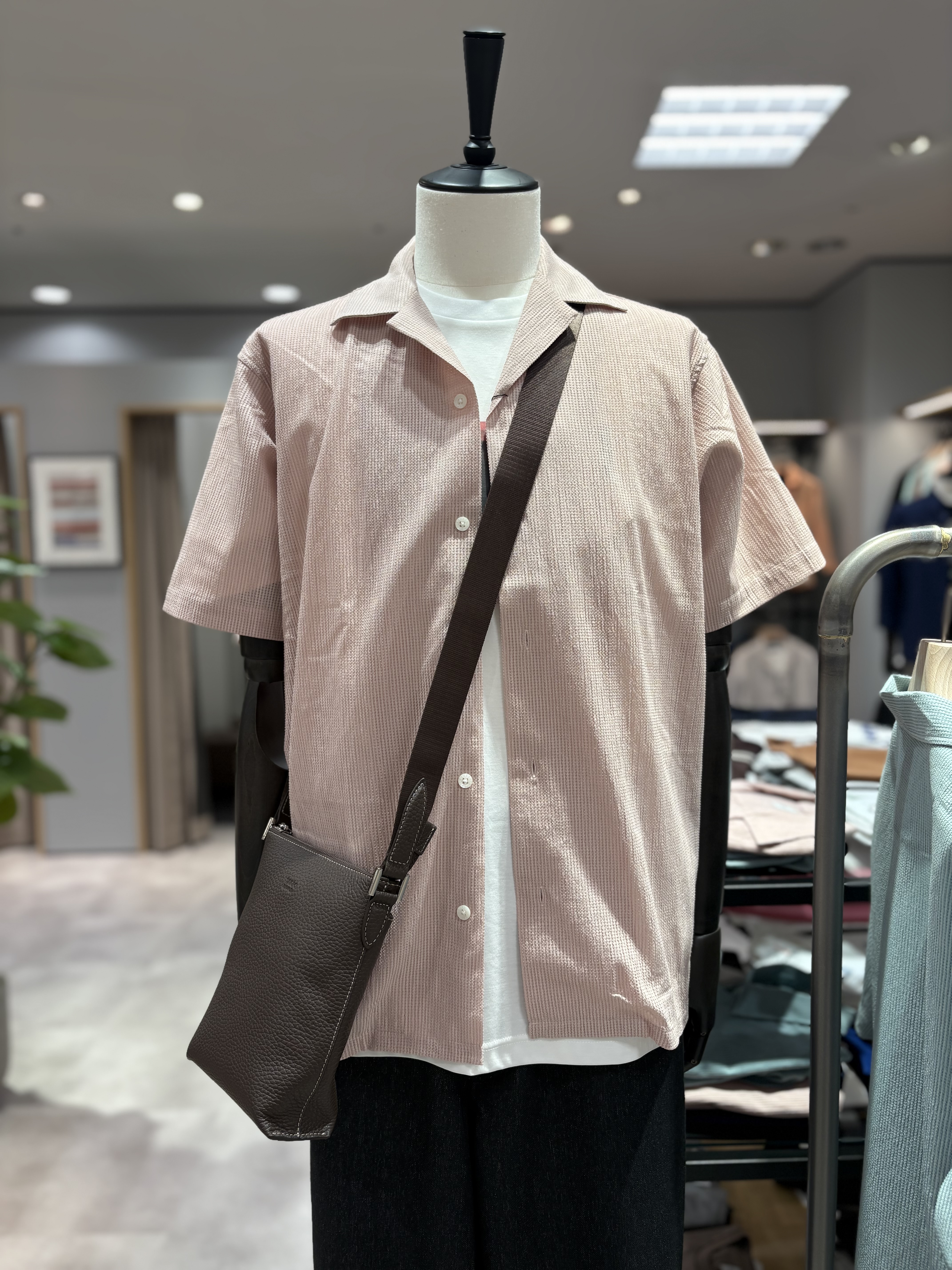 オギさんの「TAKEO KIKUCHI｜フレンチシュリンクレザーミニショルダー」を使ったコーディネート