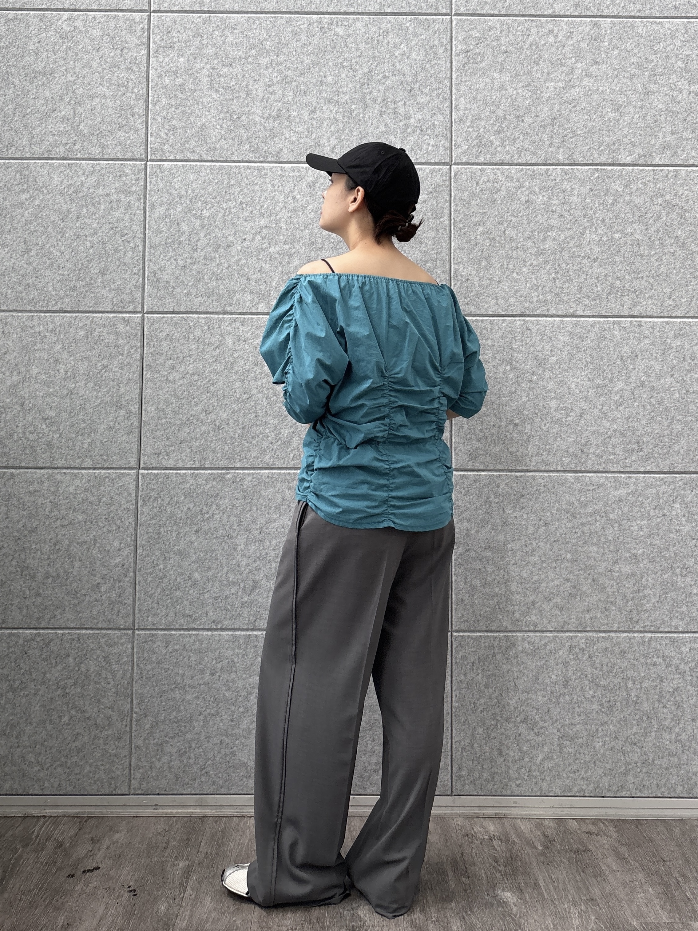 ayanoさんの「INDIVI｜シャーリングオフショルブラウス」を使ったコーディネート