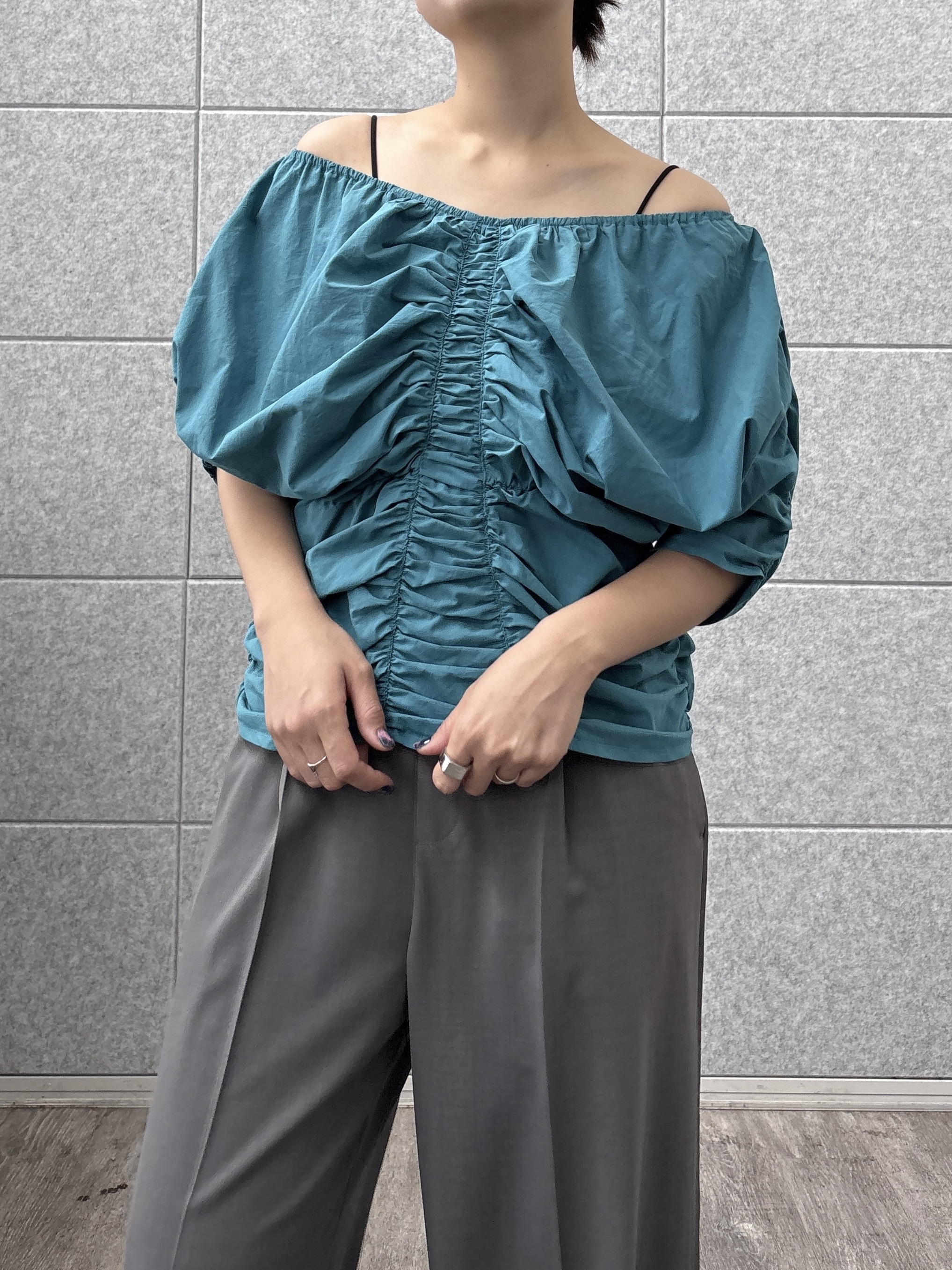 ayanoさんの「INDIVI｜シャーリングオフショルブラウス」を使ったコーディネート