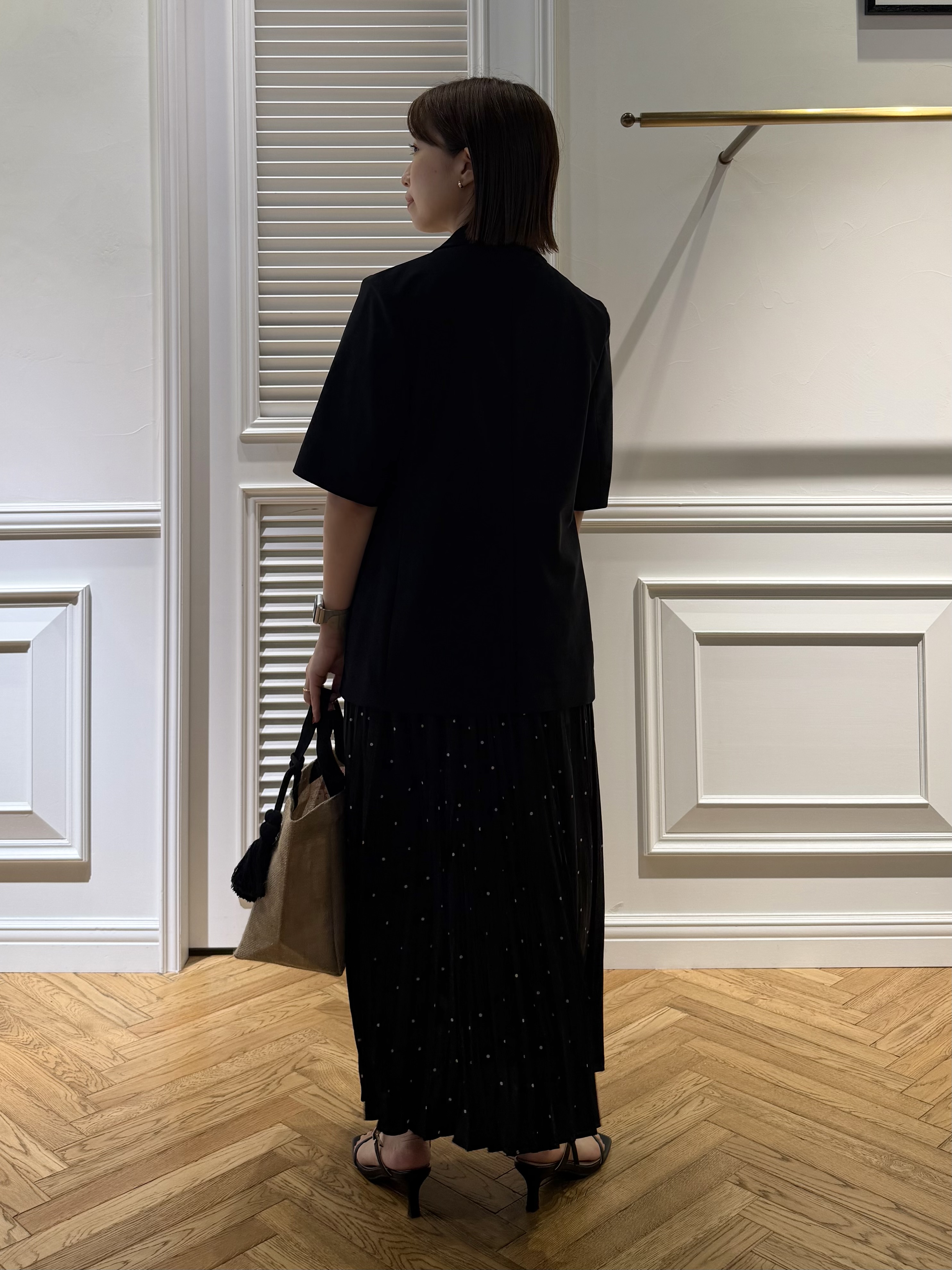 つじ まこさんの「DRESSTERIOR｜【ウォッシャブル/2WAYシルエット】ノースリーブプリーツワンピース」を使ったコーディネート
