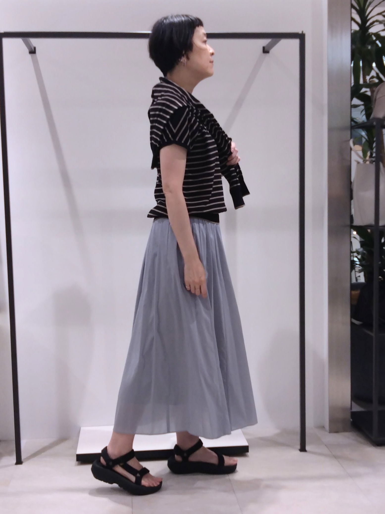 まちこさんの「UNTITLED｜【9色展開/アンサンブル可】コットンクルーネックカーディガン」を使ったコーディネート
