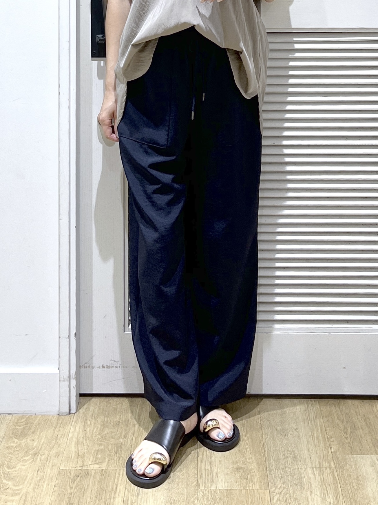 Miyazakiさんの「Dessin｜バンドカラーフロントフリルブラウス」を使ったコーディネート