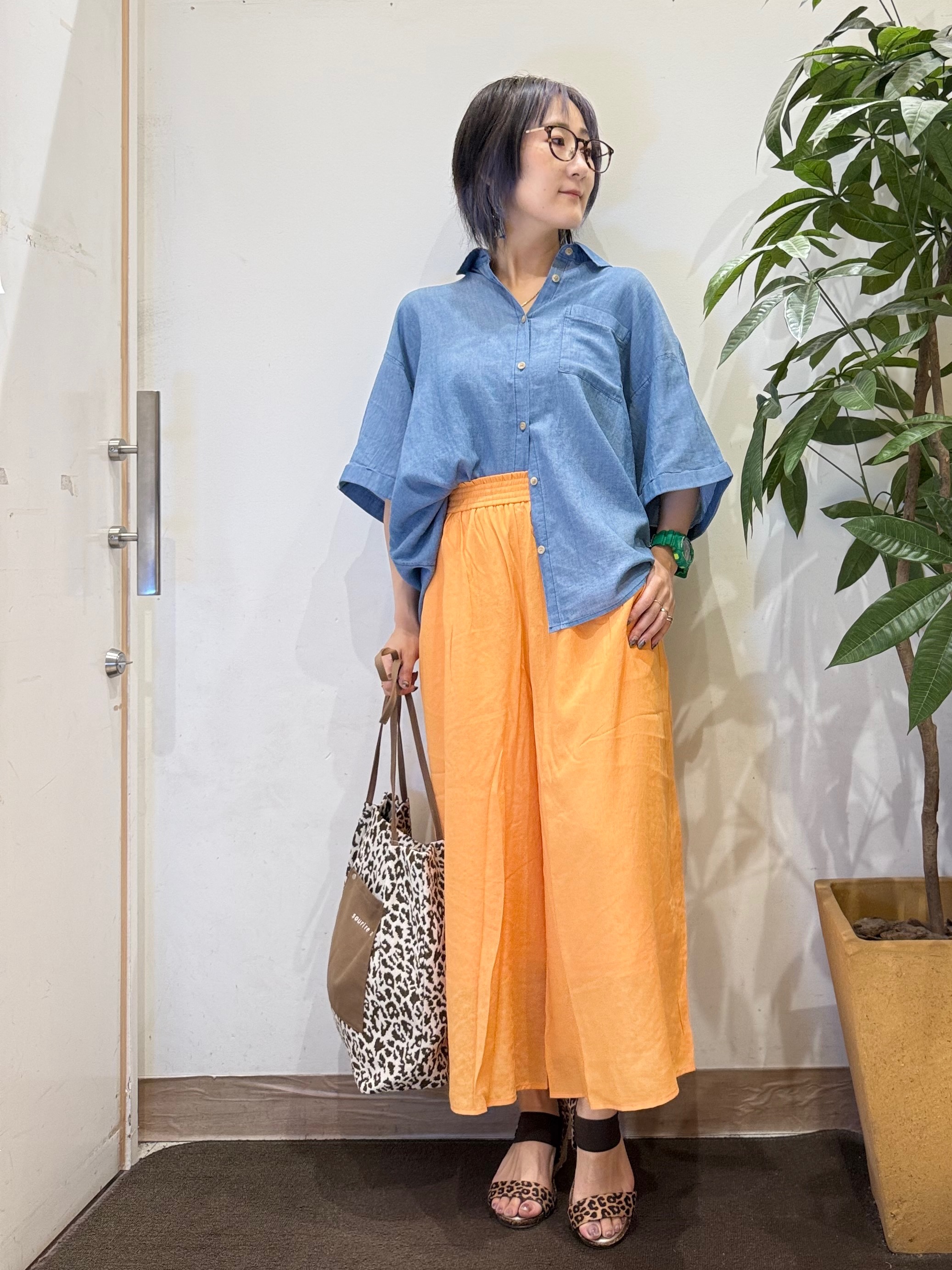 misakiさんの「SHOO･LA･RUE｜【S-LL/洗濯機可/綿100%】やわらかシアーデニム 5分袖ポケットシャツ」を使ったコーディネート