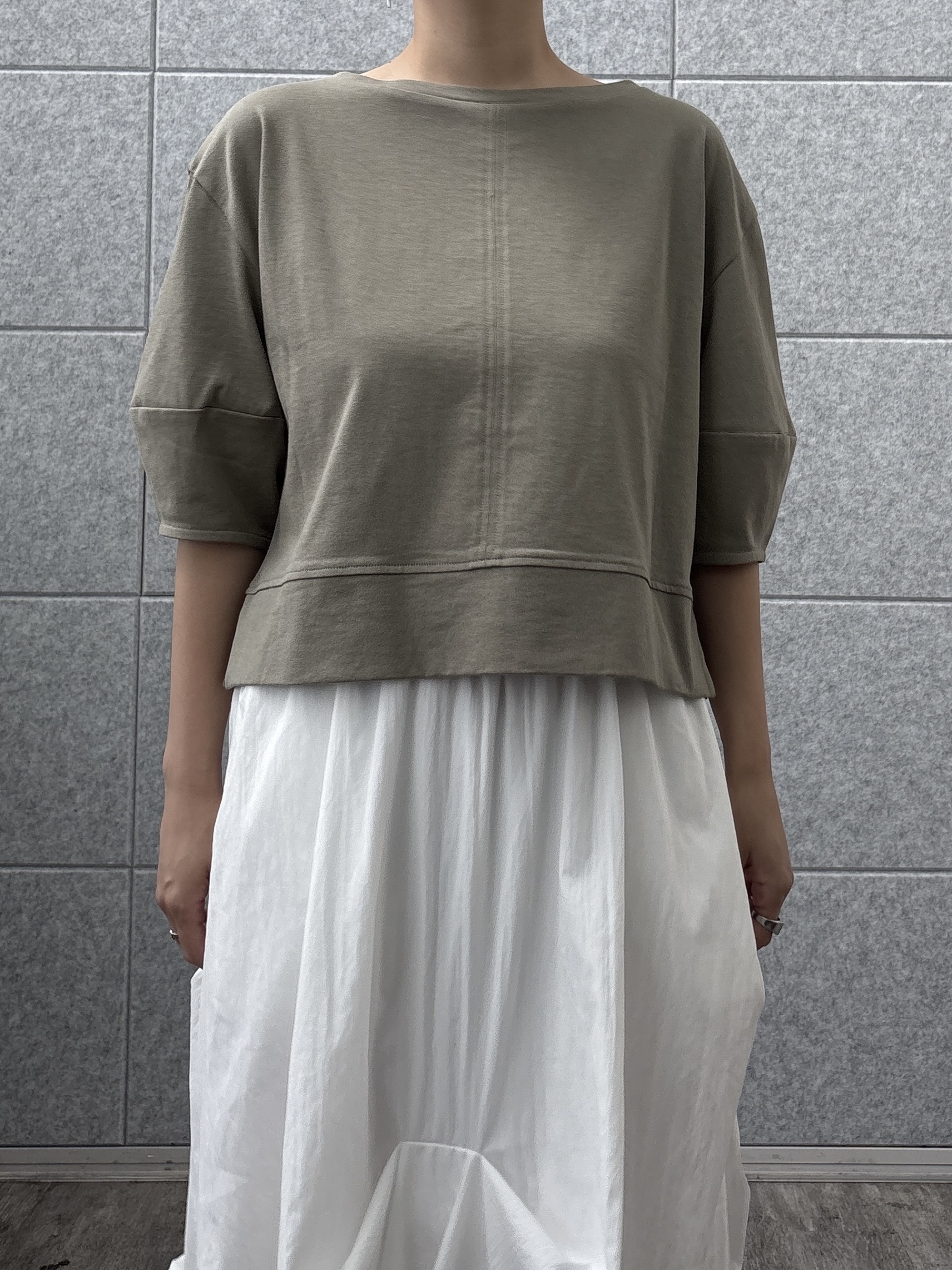 ayanoさんの「INDIVI｜ハーフスリーブフォルムカットソー【再入荷／マシンウォッシュ／接触冷感】」を使ったコーディネート