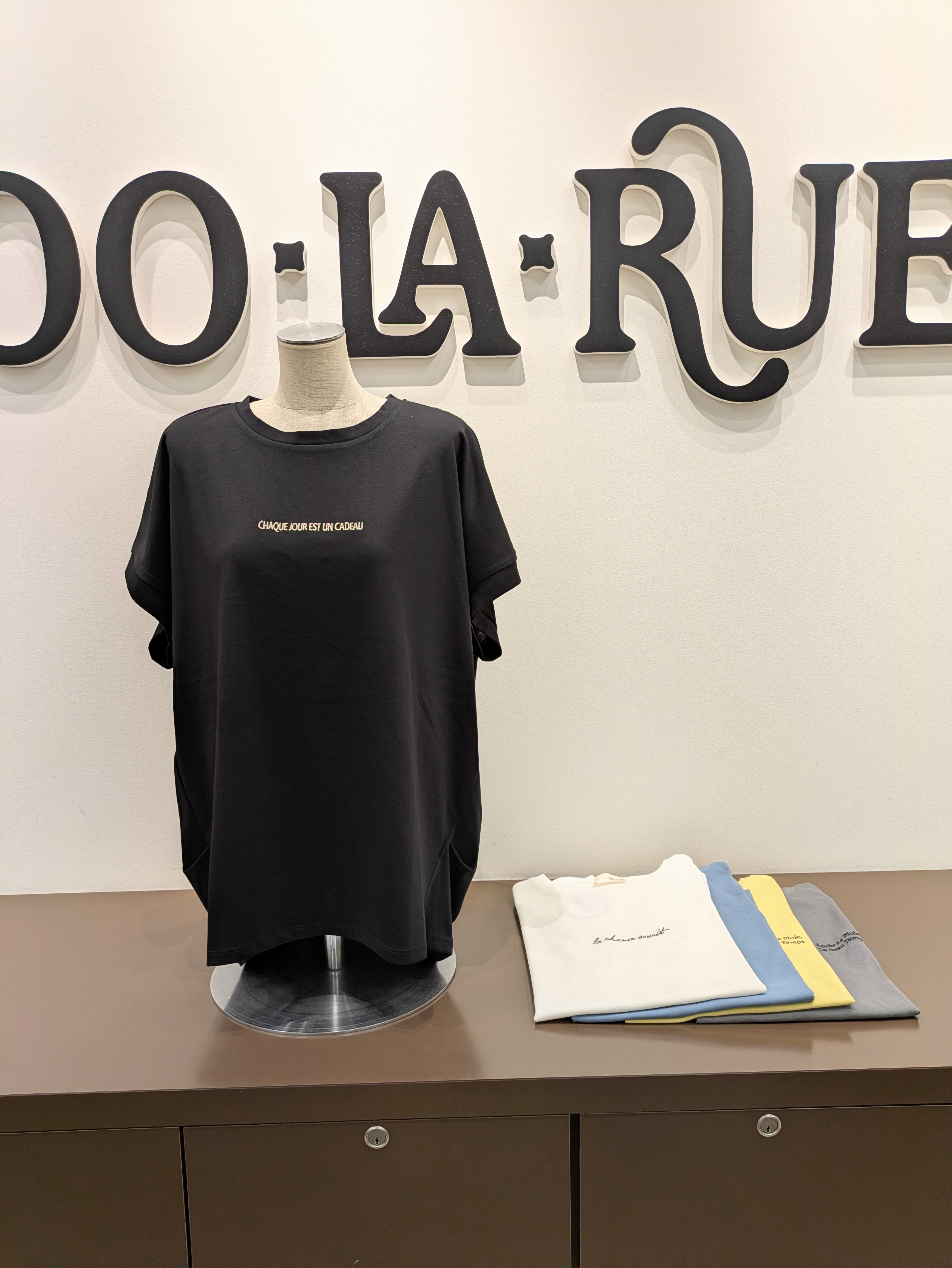 SHIORIさんの「SHOO･LA･RUE｜【汗じみ防止/ひんやり/S-LL】インせず着られる 刺繍ロゴTシャツ」を使ったコーディネート