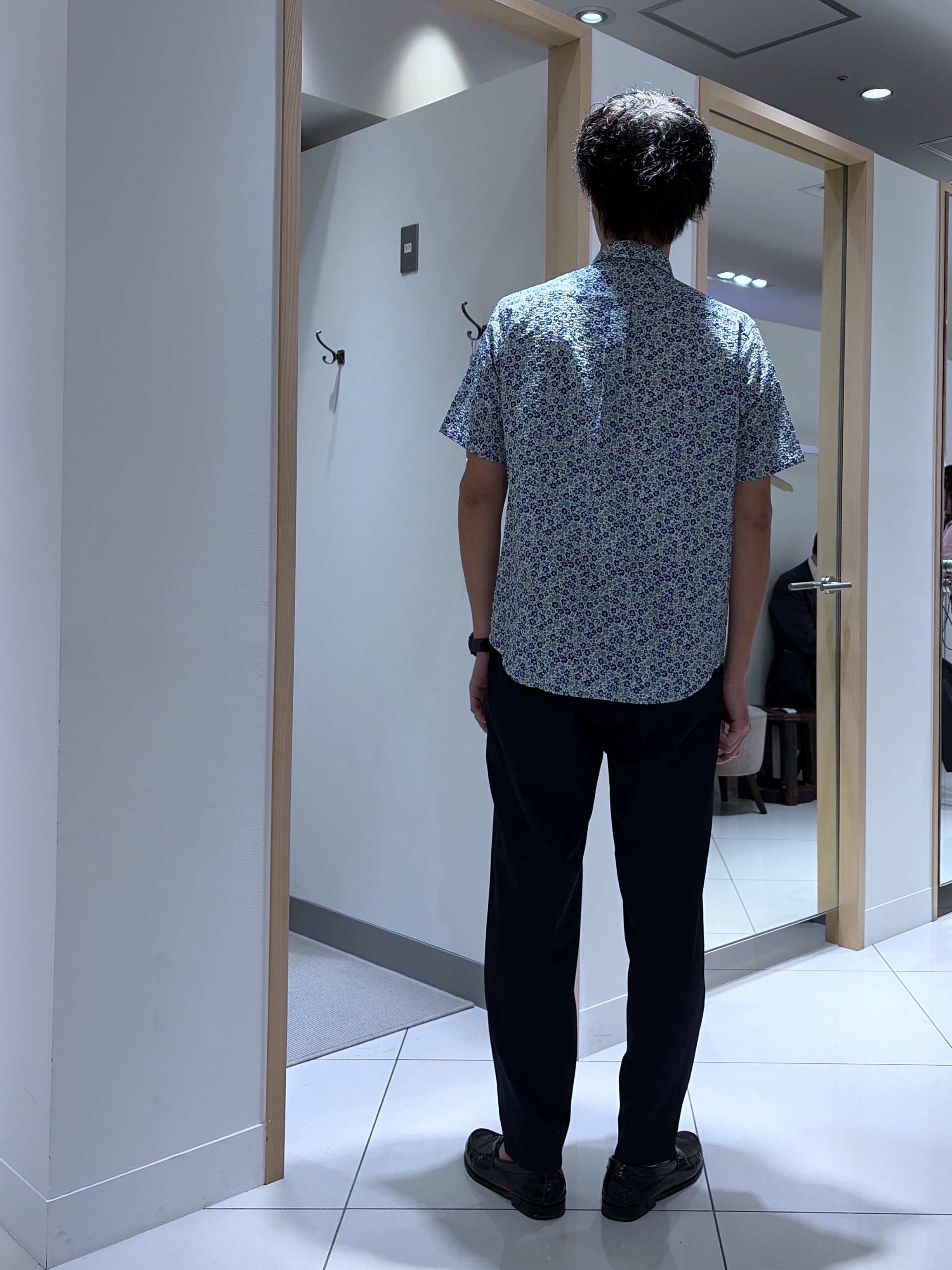 mutoさんの「TAKEO KIKUCHI｜リップル小花シャツ」を使ったコーディネート