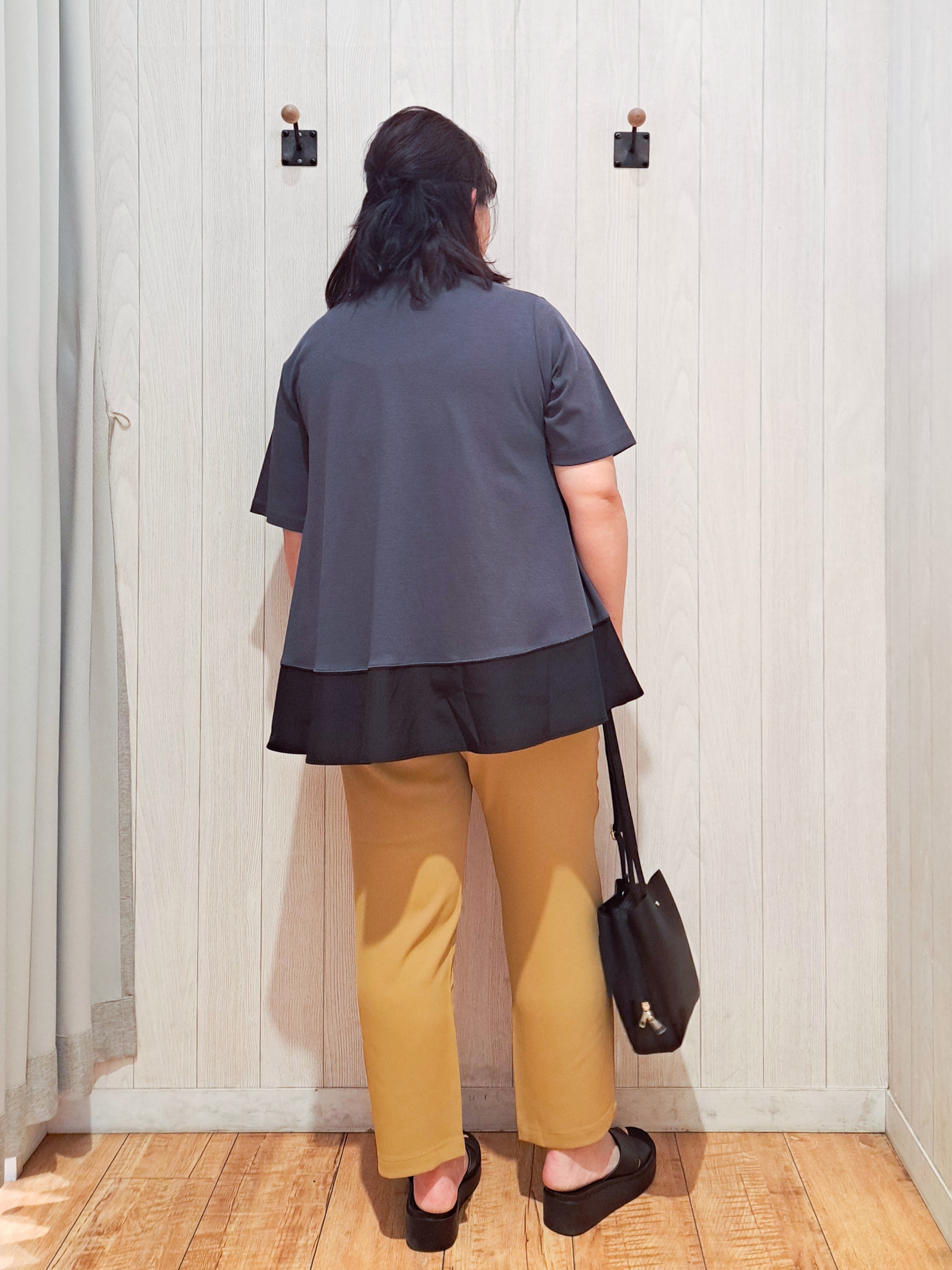 kotomiさんの「SHOO･LA･RUE｜【ひんやり/UV/抗菌防臭】体型カバーも叶う 裾切り替えAライントップス」を使ったコーディネート
