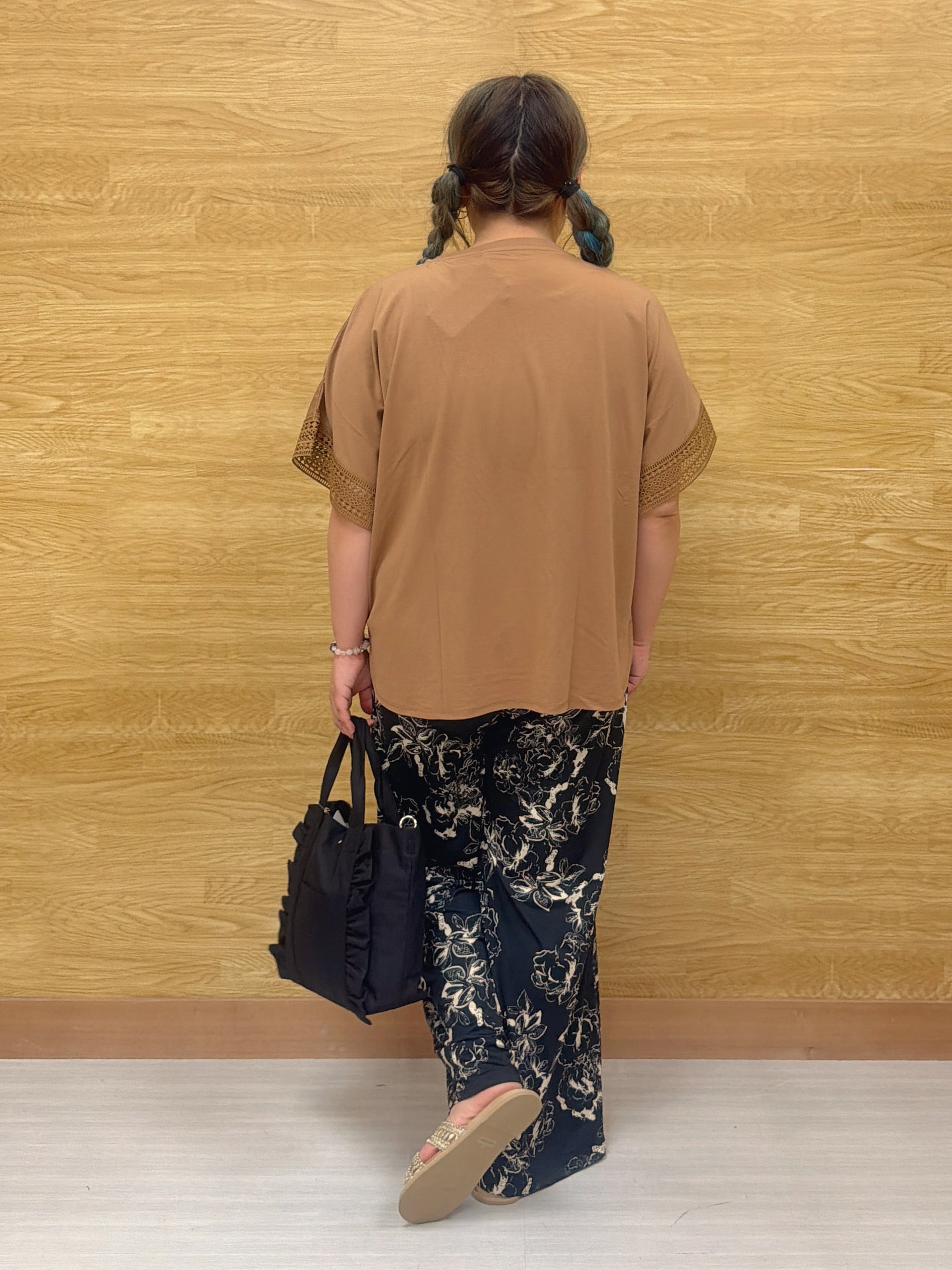 ぁむさんの「SHOO･LA･RUE｜【ひんやり/UV】お袖レースが上品 ゆったりとろみトップス」を使ったコーディネート
