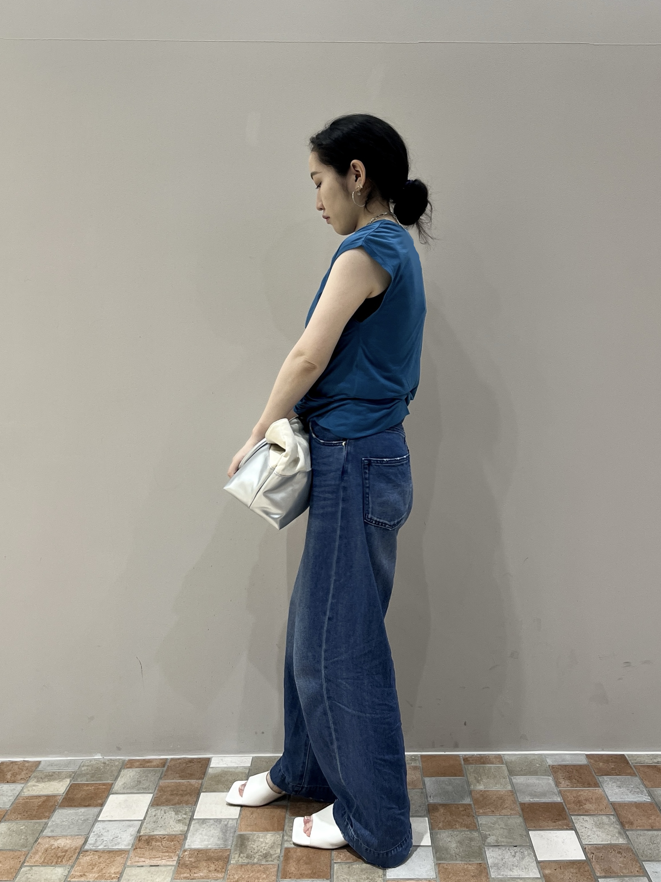 Uminoさんの「INDIVI｜アシメドレープカットソー」を使ったコーディネート