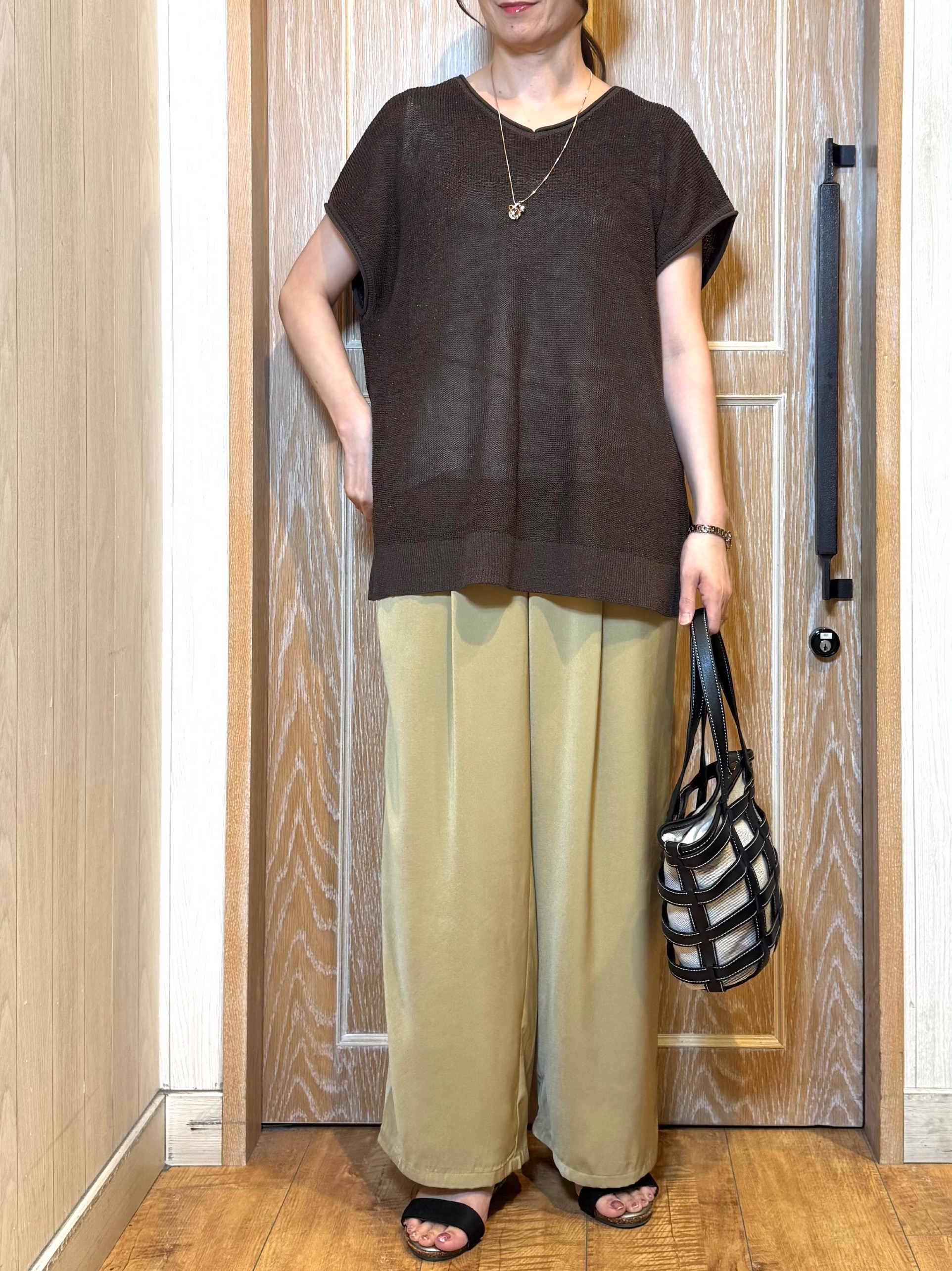 KAORIさんの「SHOO･LA･RUE｜【2点セット/前後2WAY/洗濯機可/S-LL】体型カバーも叶う ラメ畦ニット+タンクトップ」を使ったコーディネート