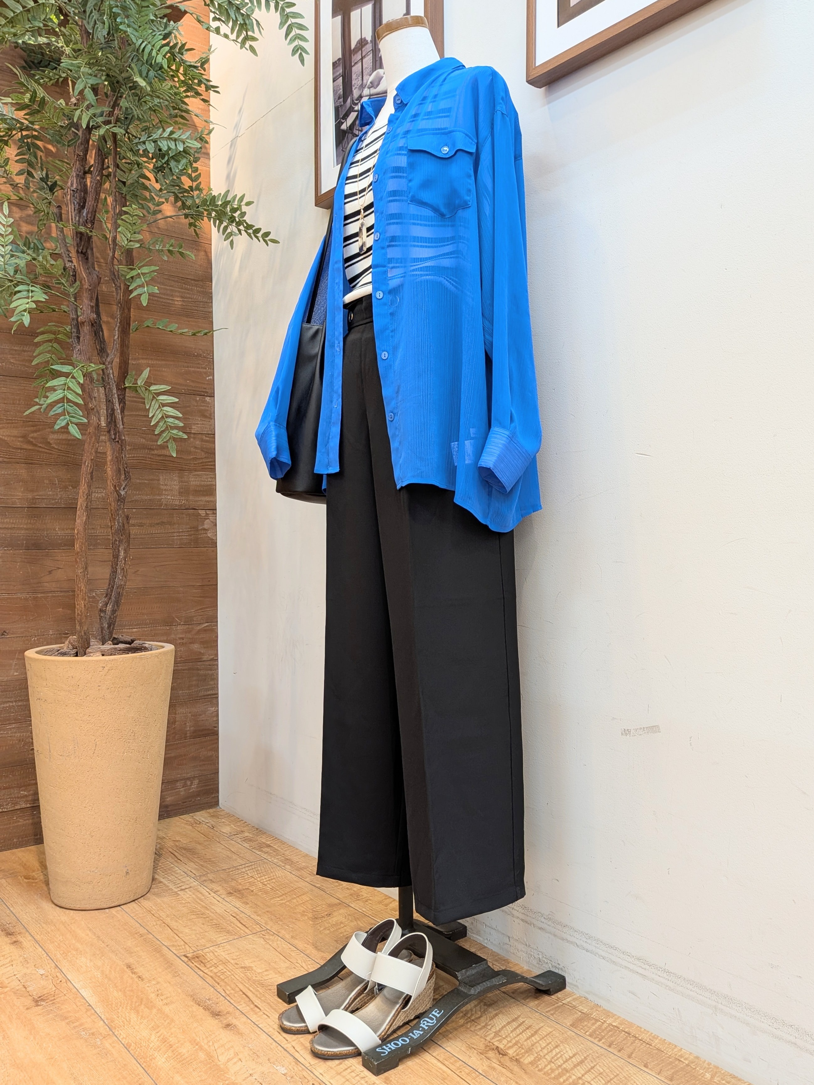 うっちーさんの「SHOO･LA･RUE｜【洗濯機可】ダブルポケット 楊柳しぼしぼシアーシャツ」を使ったコーディネート