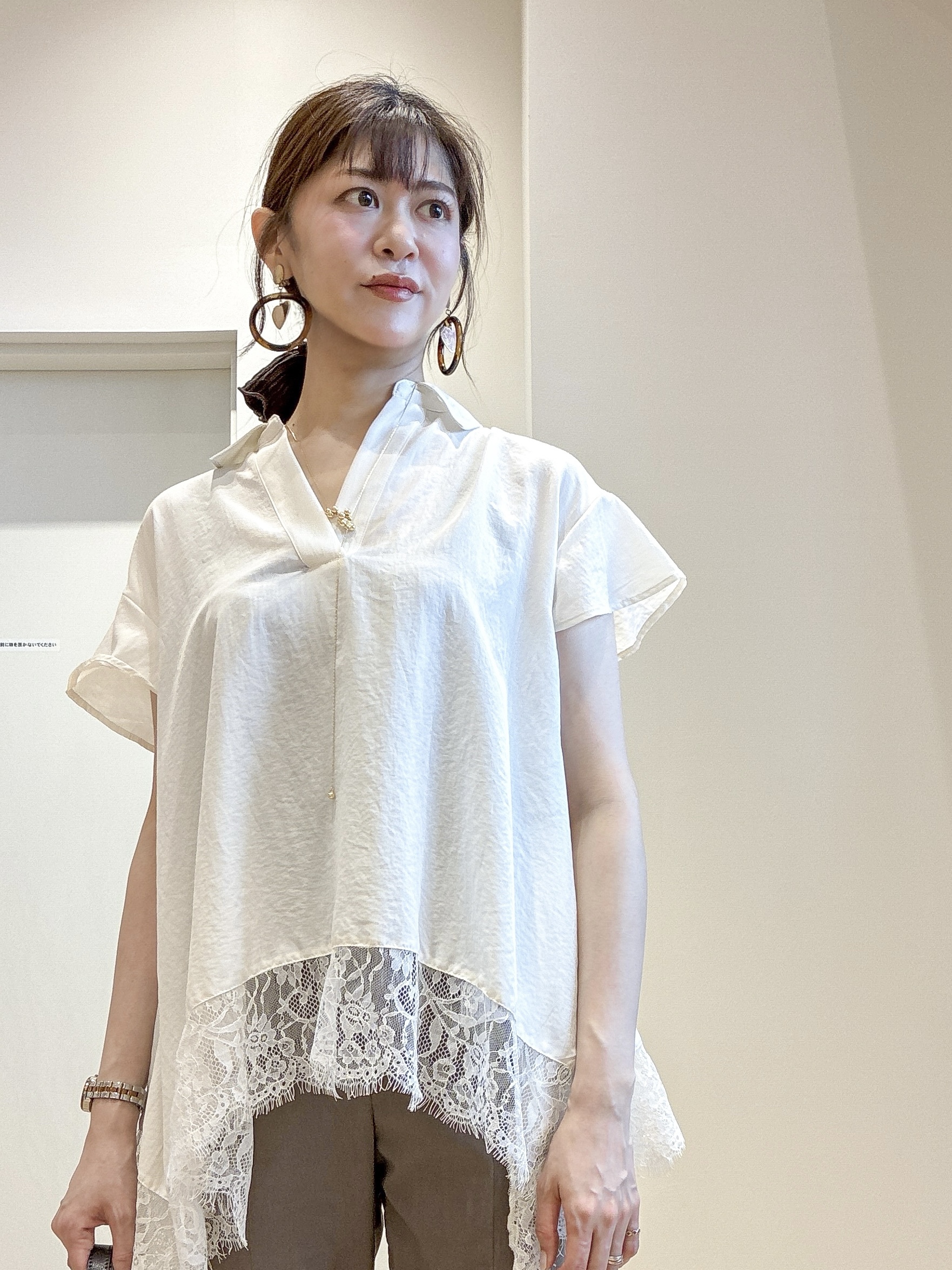 もんちゃんさんの「OPAQUE.CLIP｜裾レース スキッパーブラウス【洗濯機OK】」を使ったコーディネート