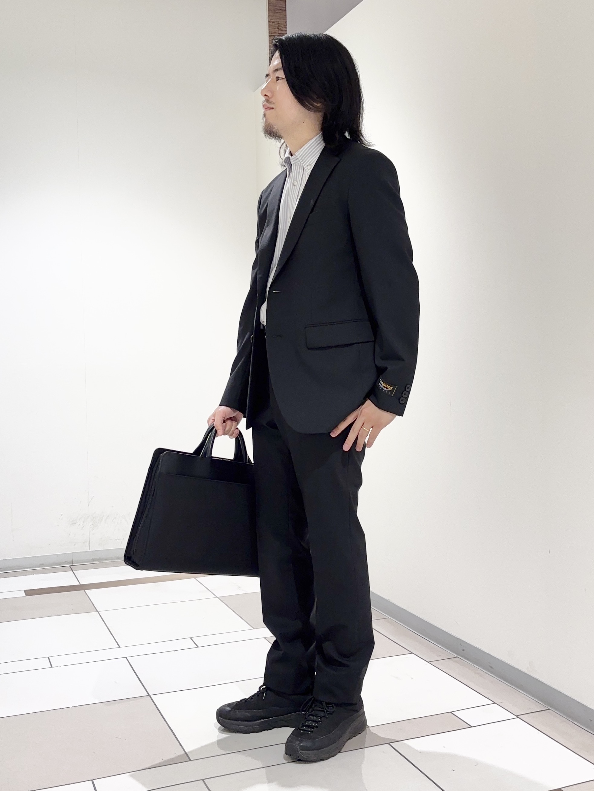 及川さんの「TAKEO KIKUCHI｜【Begin掲載】コーデュラ（R）トロピカル ストレッチ スーツ」を使ったコーディネート