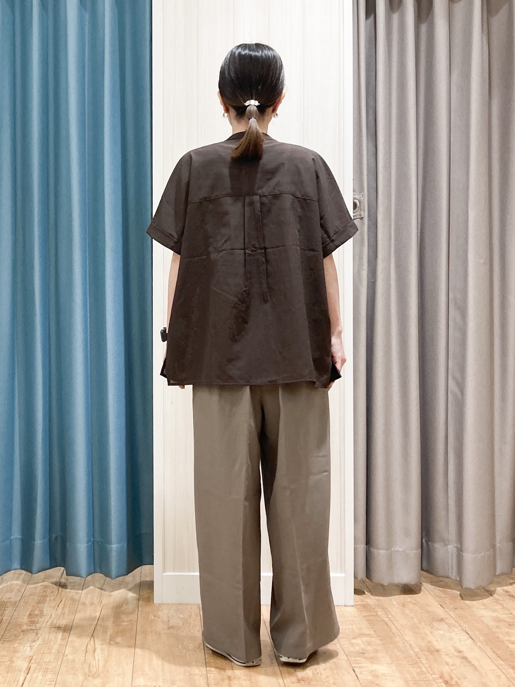 thさんの「SHOO･LA･RUE｜【さらり快適/洗濯機可/S-LL】風が通り抜ける 半袖バンドカラーシアーシャツ」を使ったコーディネート