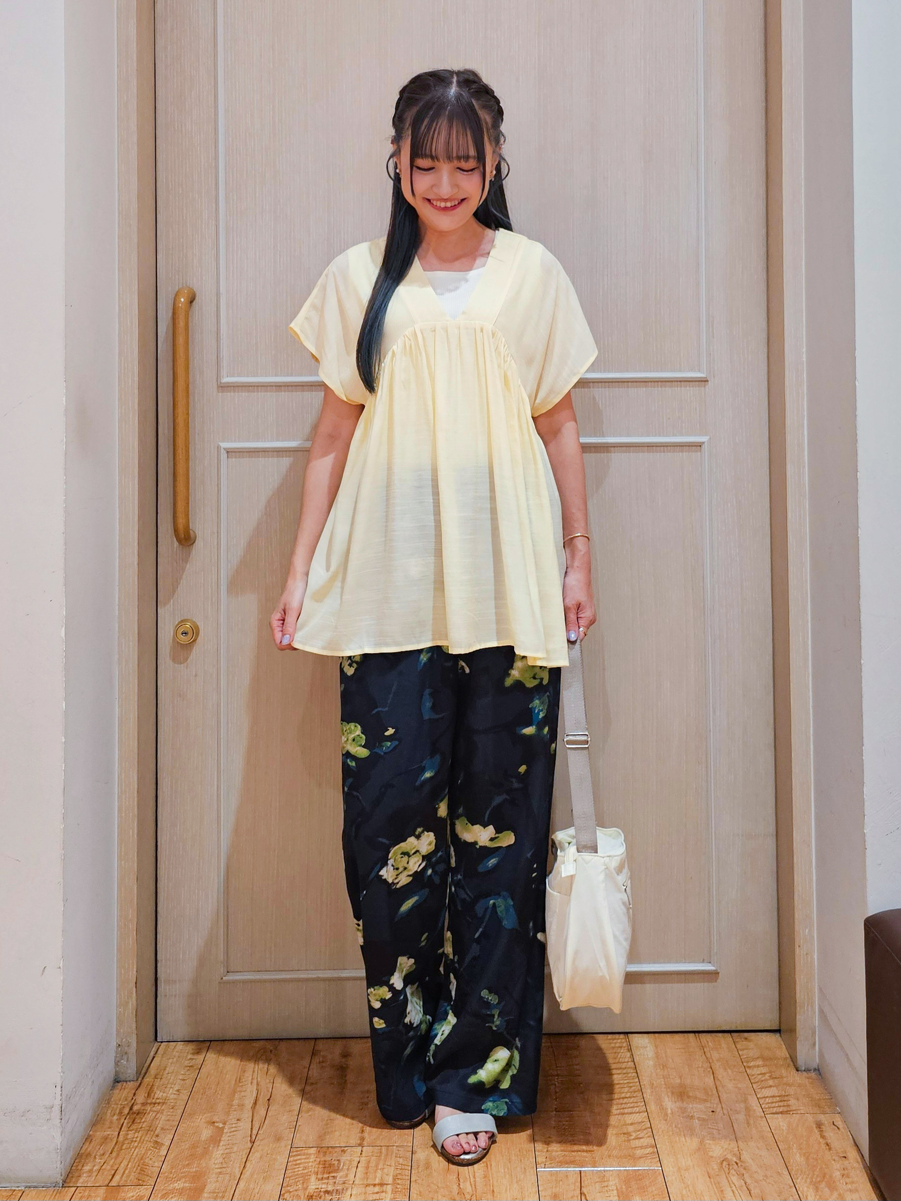 ゆゆさんの「SHOO･LA･RUE｜【ひんやり/UV/体型カバー】インせず着られる Vネックギャザーブラウス」を使ったコーディネート