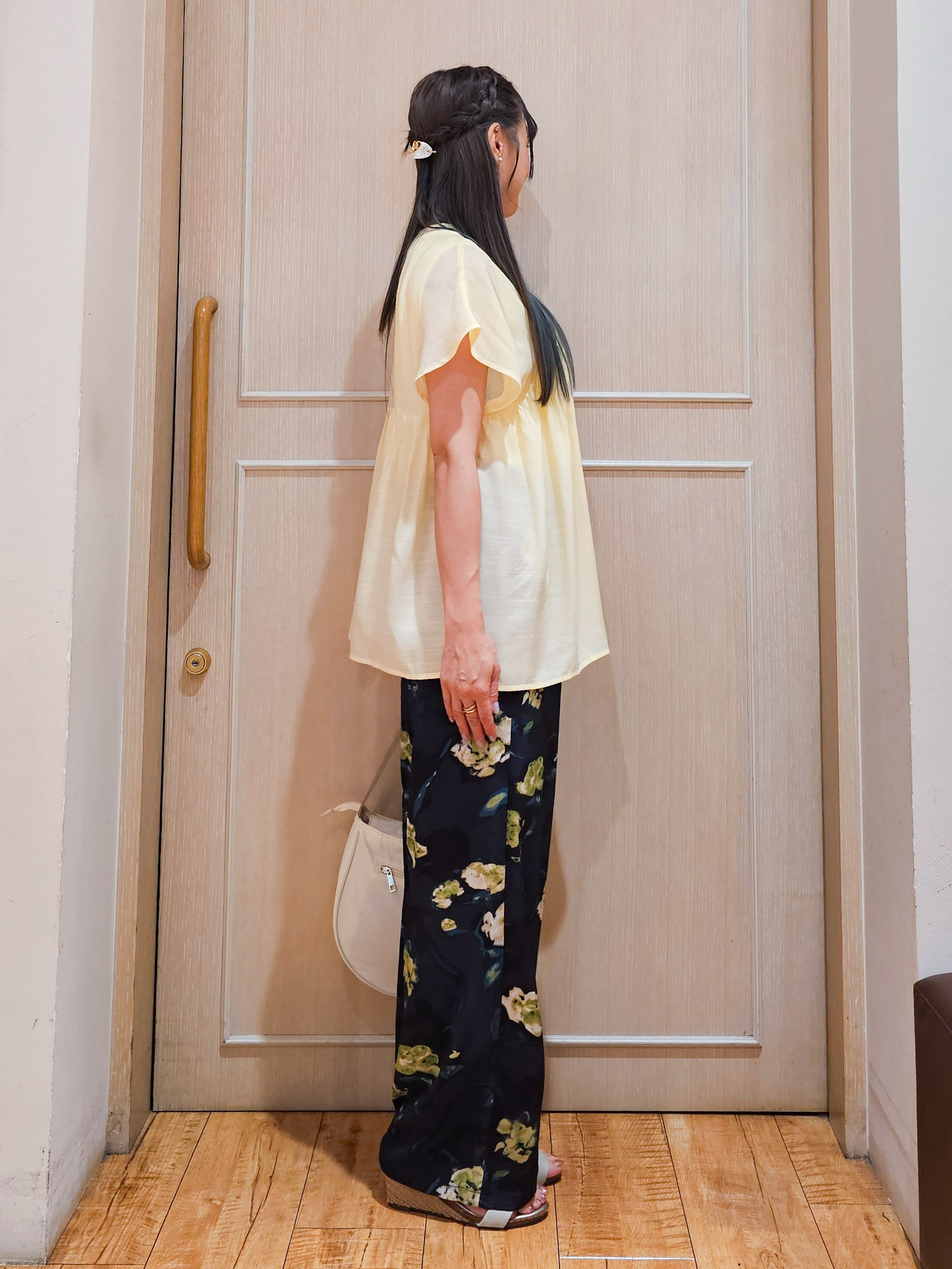ゆゆさんの「SHOO･LA･RUE｜【ひんやり/UV/体型カバー】インせず着られる Vネックギャザーブラウス」を使ったコーディネート