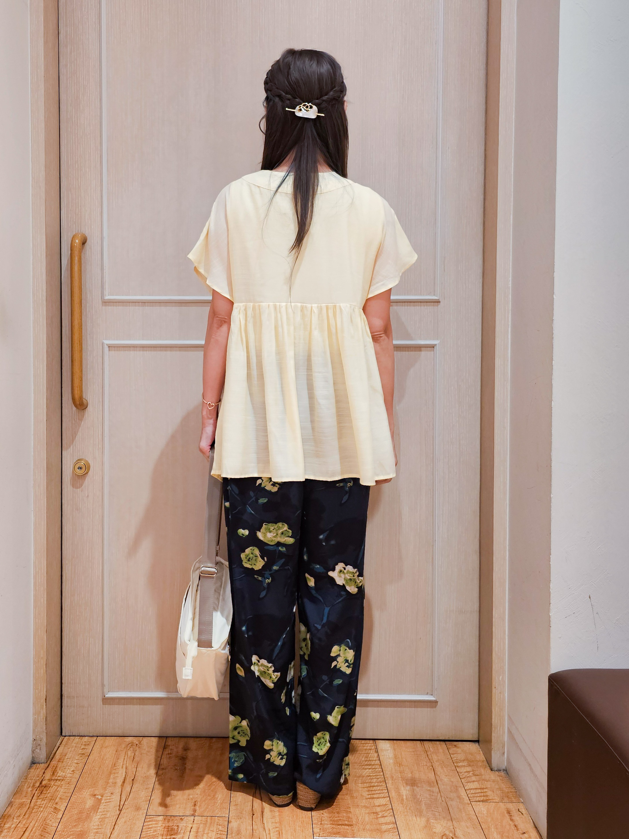 ゆゆさんの「SHOO･LA･RUE｜【ひんやり/UV/体型カバー】インせず着られる Vネックギャザーブラウス」を使ったコーディネート