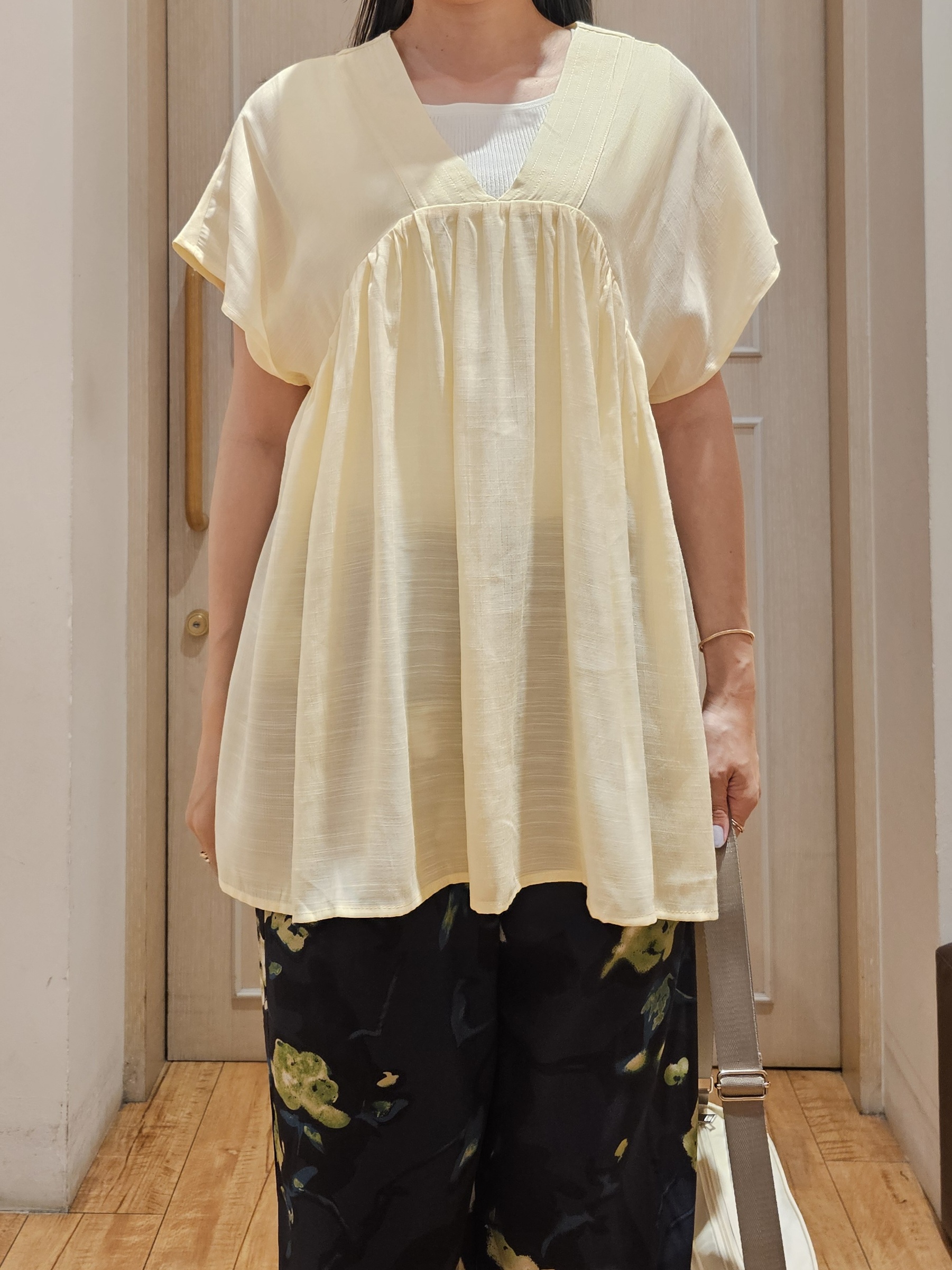 ゆゆさんの「SHOO･LA･RUE｜【ひんやり/UV/体型カバー】インせず着られる Vネックギャザーブラウス」を使ったコーディネート