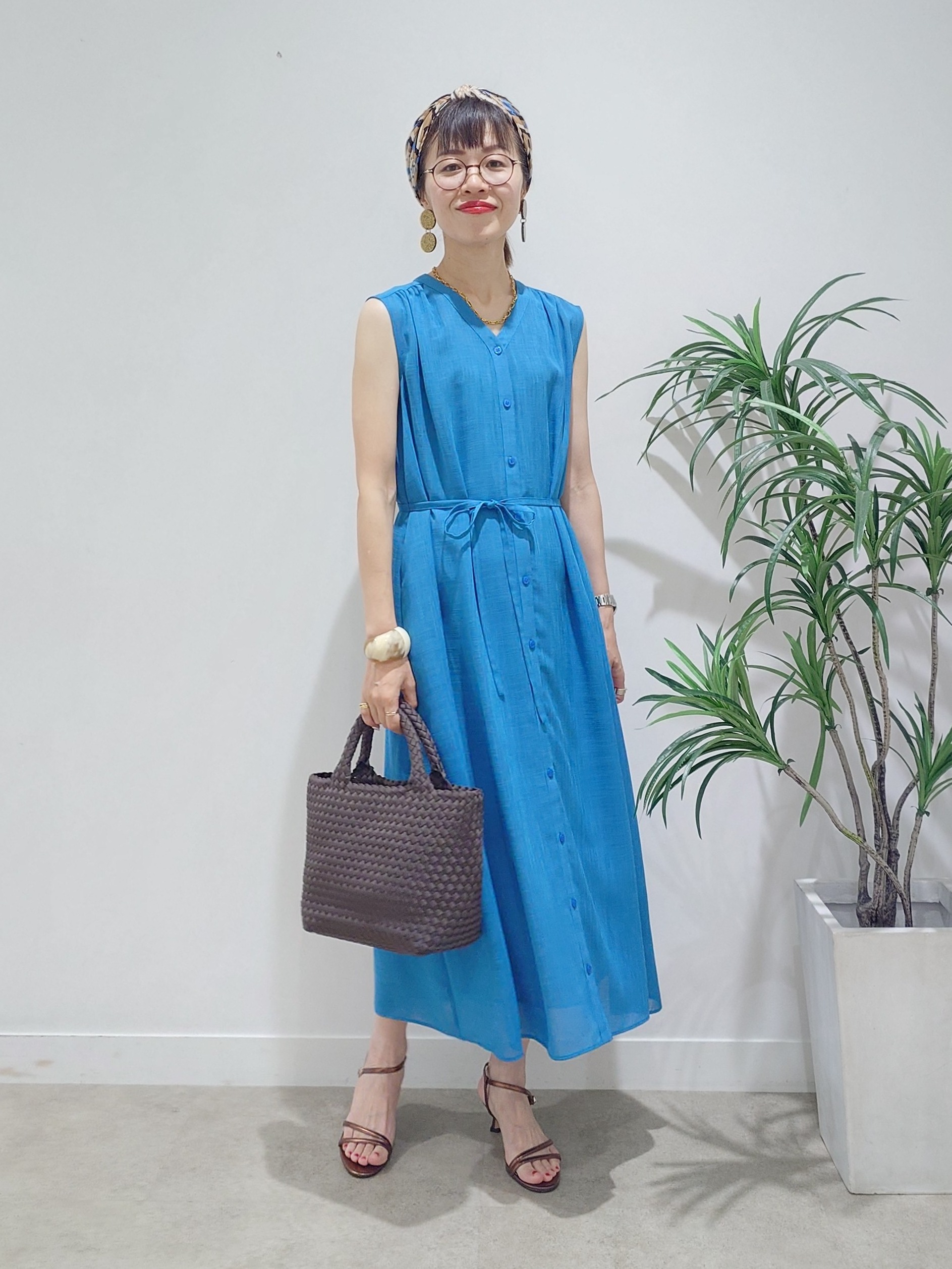 MUTSUKOさんの「UNTITLED｜【通気性/前開きボタン】シアーVネックワンピース」を使ったコーディネート