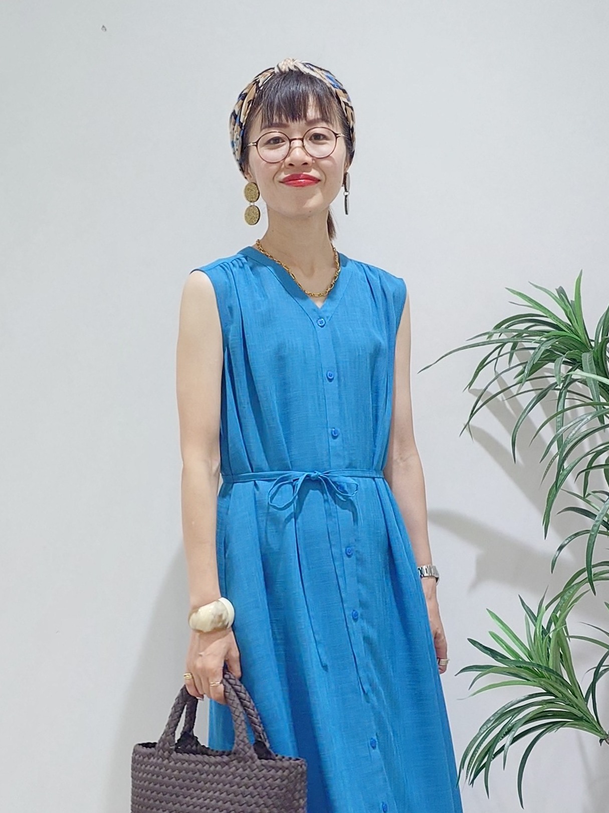 MUTSUKOさんの「UNTITLED｜【通気性/前開きボタン】シアーVネックワンピース」を使ったコーディネート
