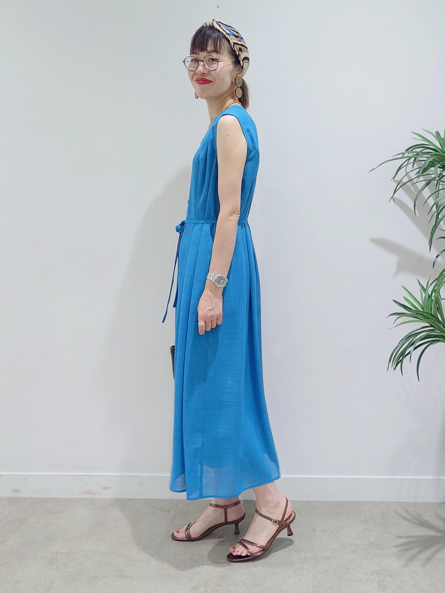 MUTSUKOさんの「UNTITLED｜【通気性/前開きボタン】シアーVネックワンピース」を使ったコーディネート
