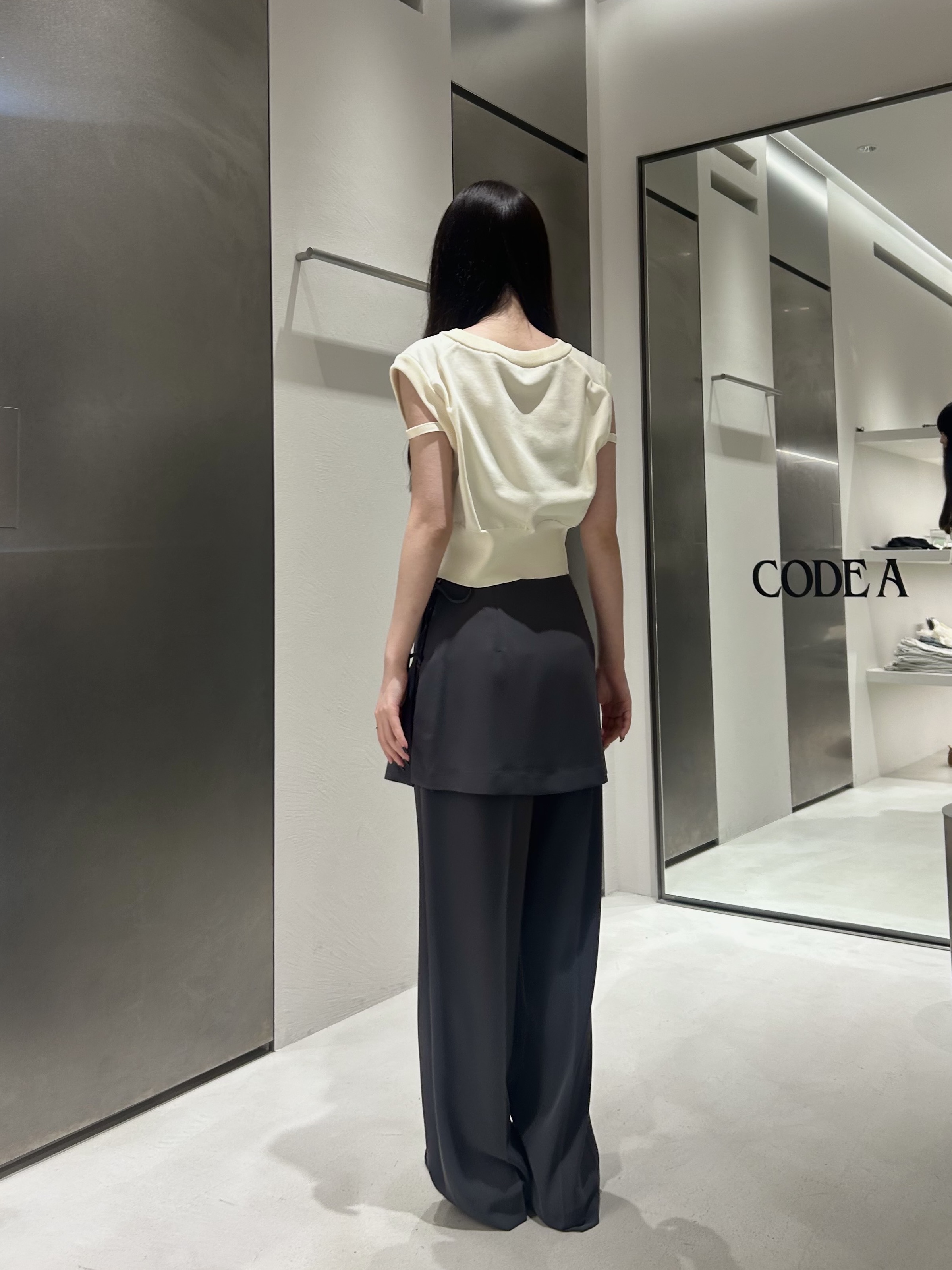 miniさんの「CODE A｜design short vest」を使ったコーディネート