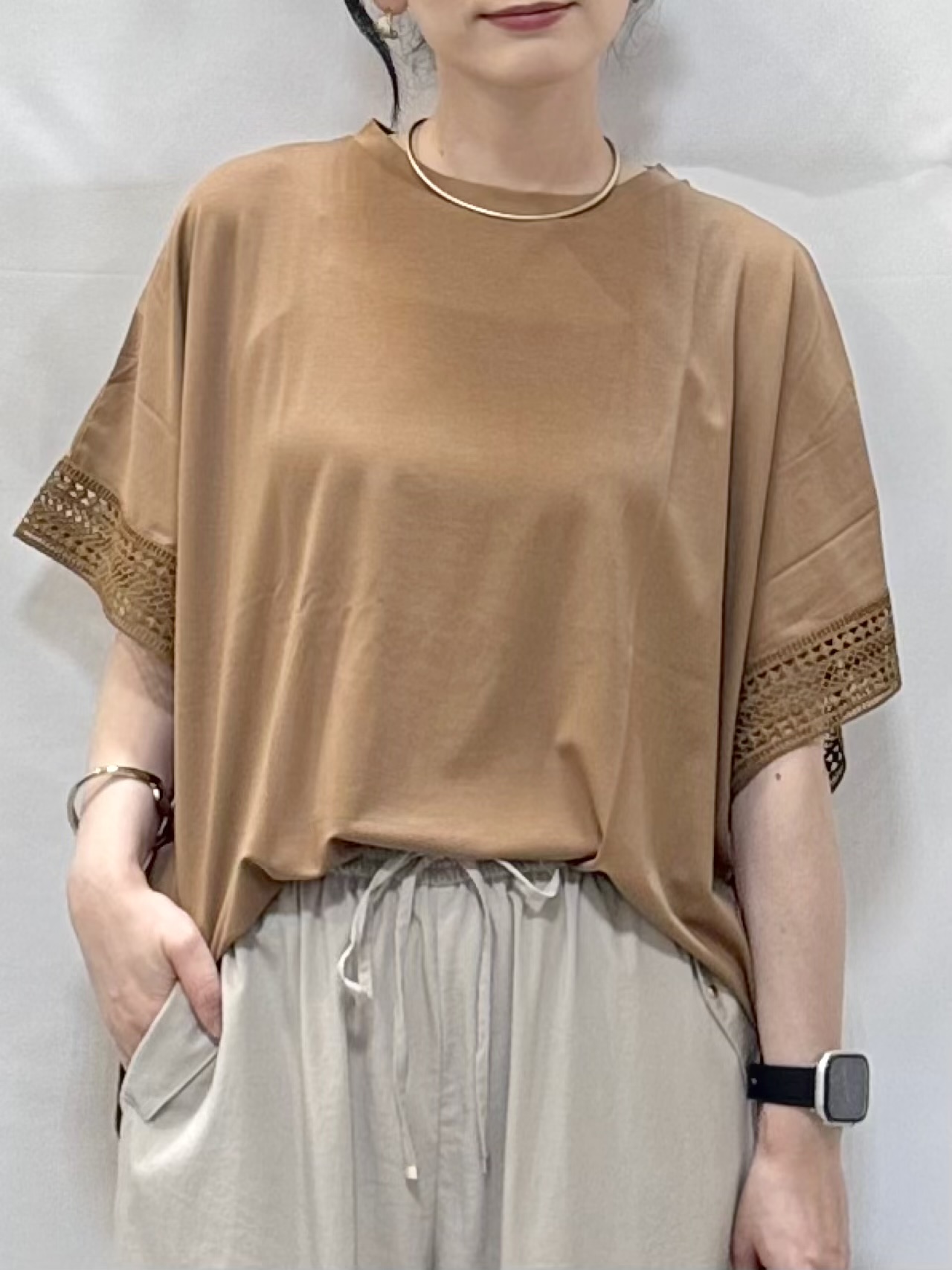 𝐇𝐢𝐫𝐨𝐦𝐢さんの「SHOO･LA･RUE｜【ひんやり/UV】お袖レースが上品 ゆったりとろみトップス」を使ったコーディネート
