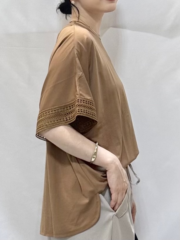 𝐇𝐢𝐫𝐨𝐦𝐢さんの「SHOO･LA･RUE｜【ひんやり/UV】お袖レースが上品 ゆったりとろみトップス」を使ったコーディネート