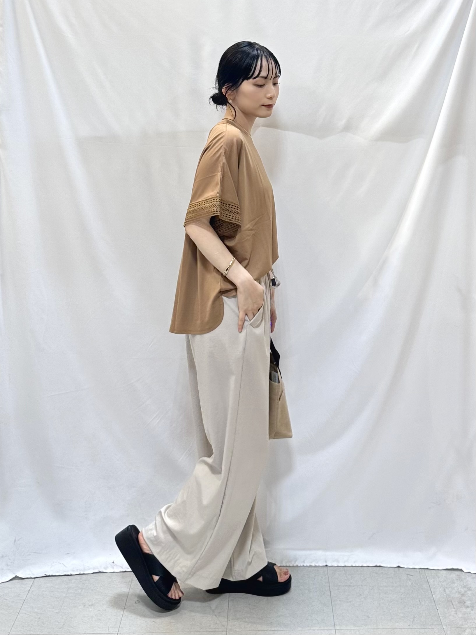 𝐇𝐢𝐫𝐨𝐦𝐢さんの「SHOO･LA･RUE｜【ひんやり/UV】お袖レースが上品 ゆったりとろみトップス」を使ったコーディネート