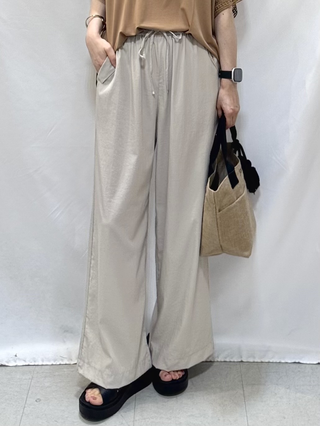 𝐇𝐢𝐫𝐨𝐦𝐢さんの「SHOO･LA･RUE｜【ひんやり/UV】お袖レースが上品 ゆったりとろみトップス」を使ったコーディネート